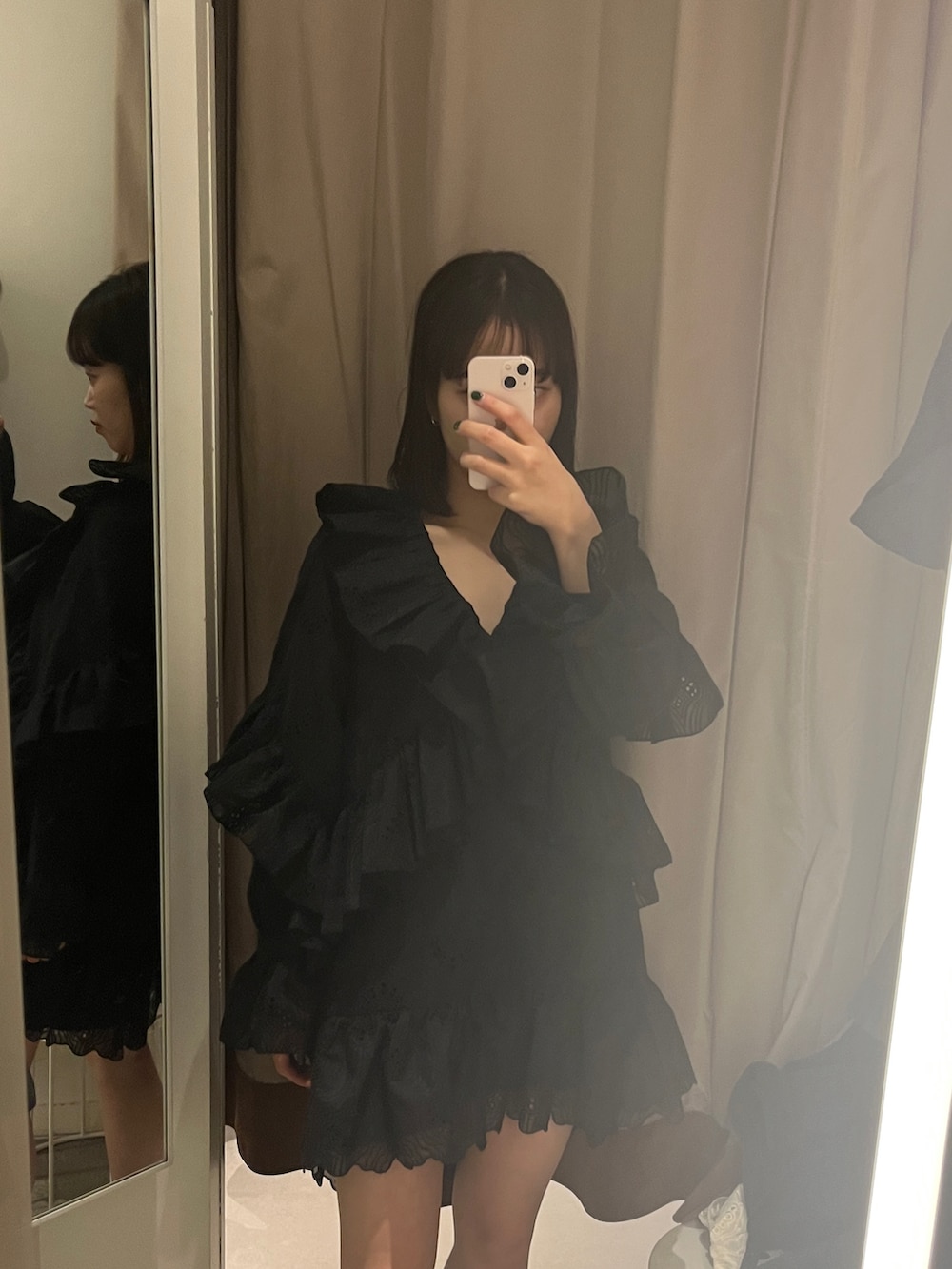 イエロー系のスニーカーを着用したレディースの冬コーディネートの2枚目の写真