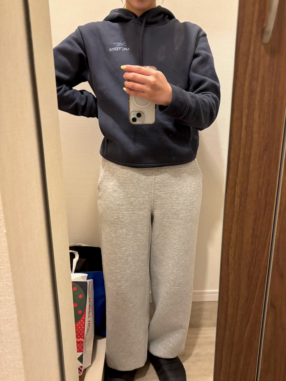 ブルー系のパーカーを着用したレディースの冬コーディネートの2枚目の写真