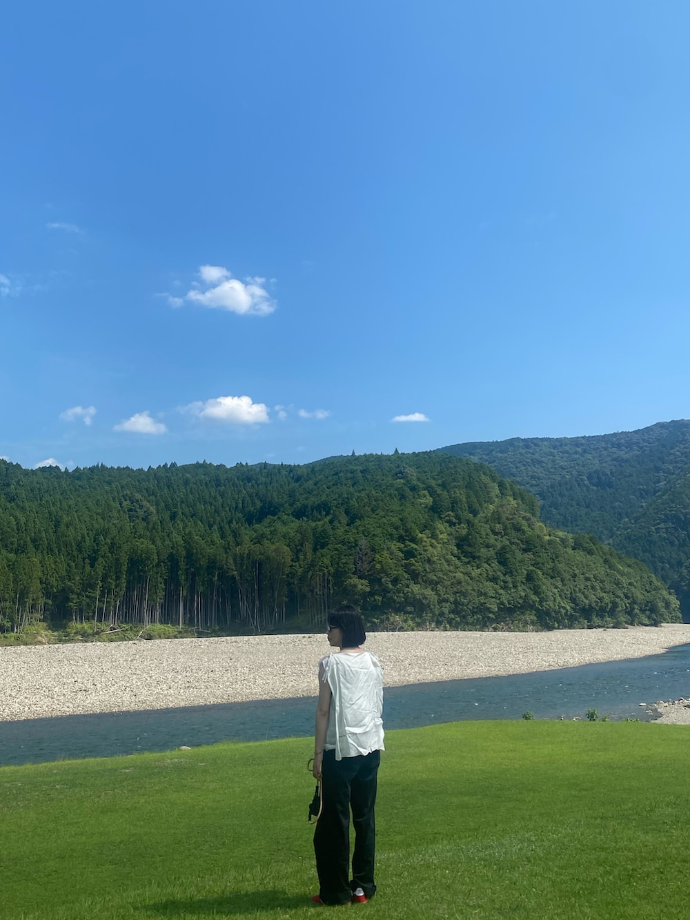 「夏ファッション、baserange、オトナカワイイ、休日スタイル、おでかけコーデ、今日のコーデ、パンツスタイル、スニーカーコーデ、gazelle、赤、ナチュラル、メンズライク、休日コーデ、アウトドアスタイル、おしゃれさんと繋がりたい」｜「BASERANGEの布３枚を気分で変えれます（キャミソール、ホワイト系）」を使った、優さん（レディース・160cm）の夏コーディネートの2枚目の写真