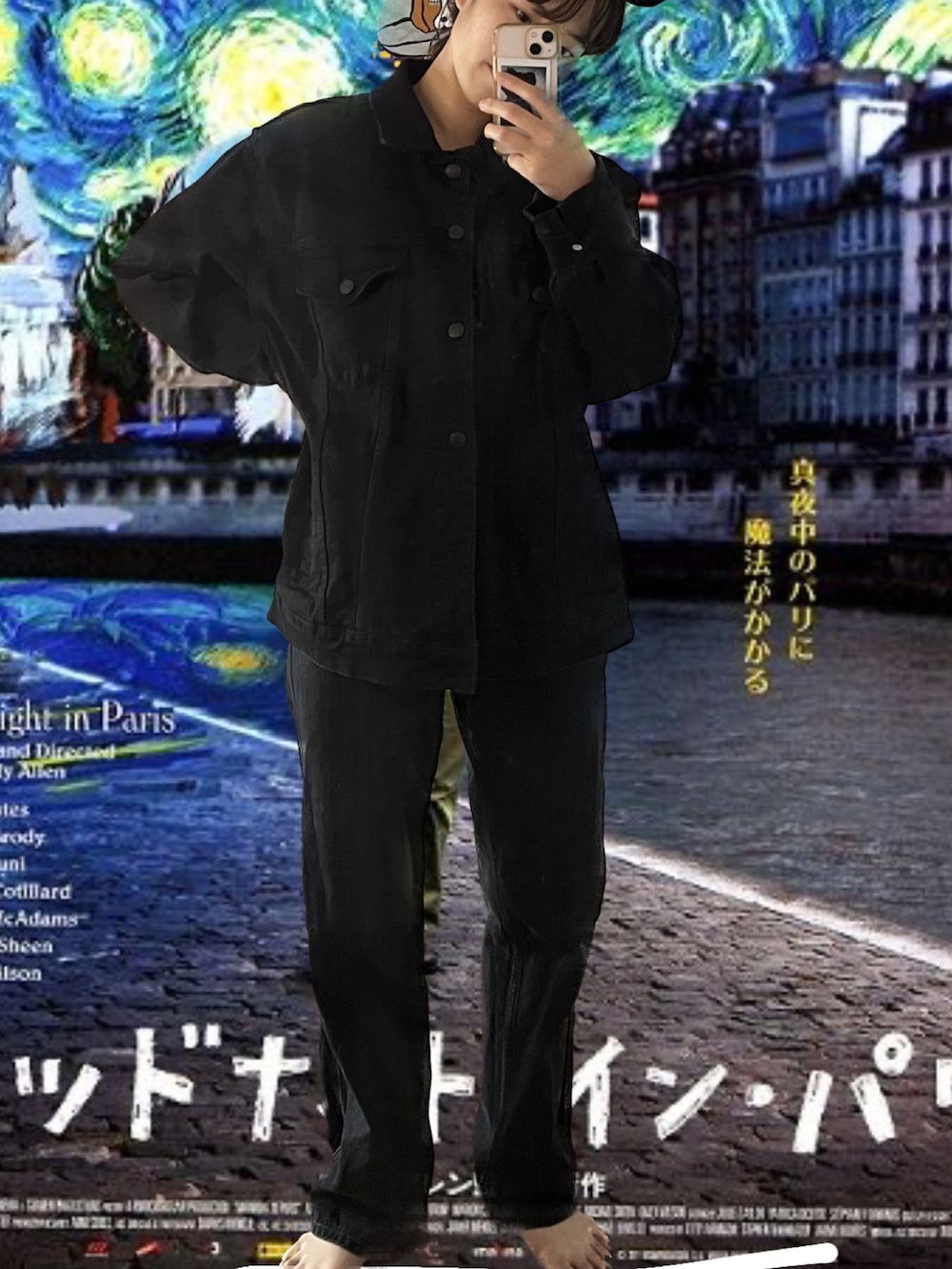 ホワイト系のスニーカー、ブラック系のデニムジャケット、ブラック系のデニムパンツを着用したレディースの秋コーディネートの2枚目の写真