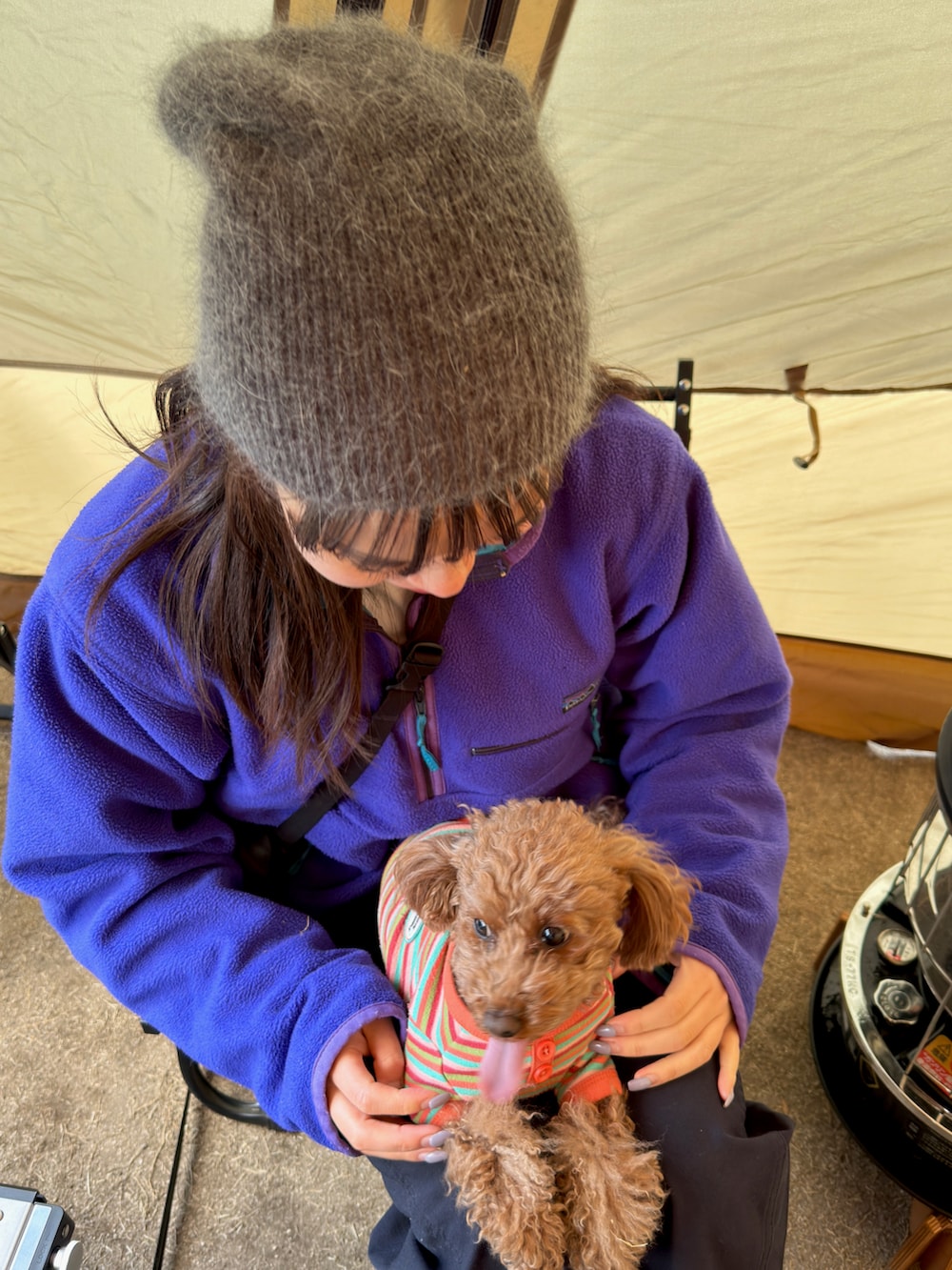 パープル系のその他アウター、ブラック系のショルダーバッグ、ブラック系のサンダルを着用したレディースの冬コーディネートの3枚目の写真