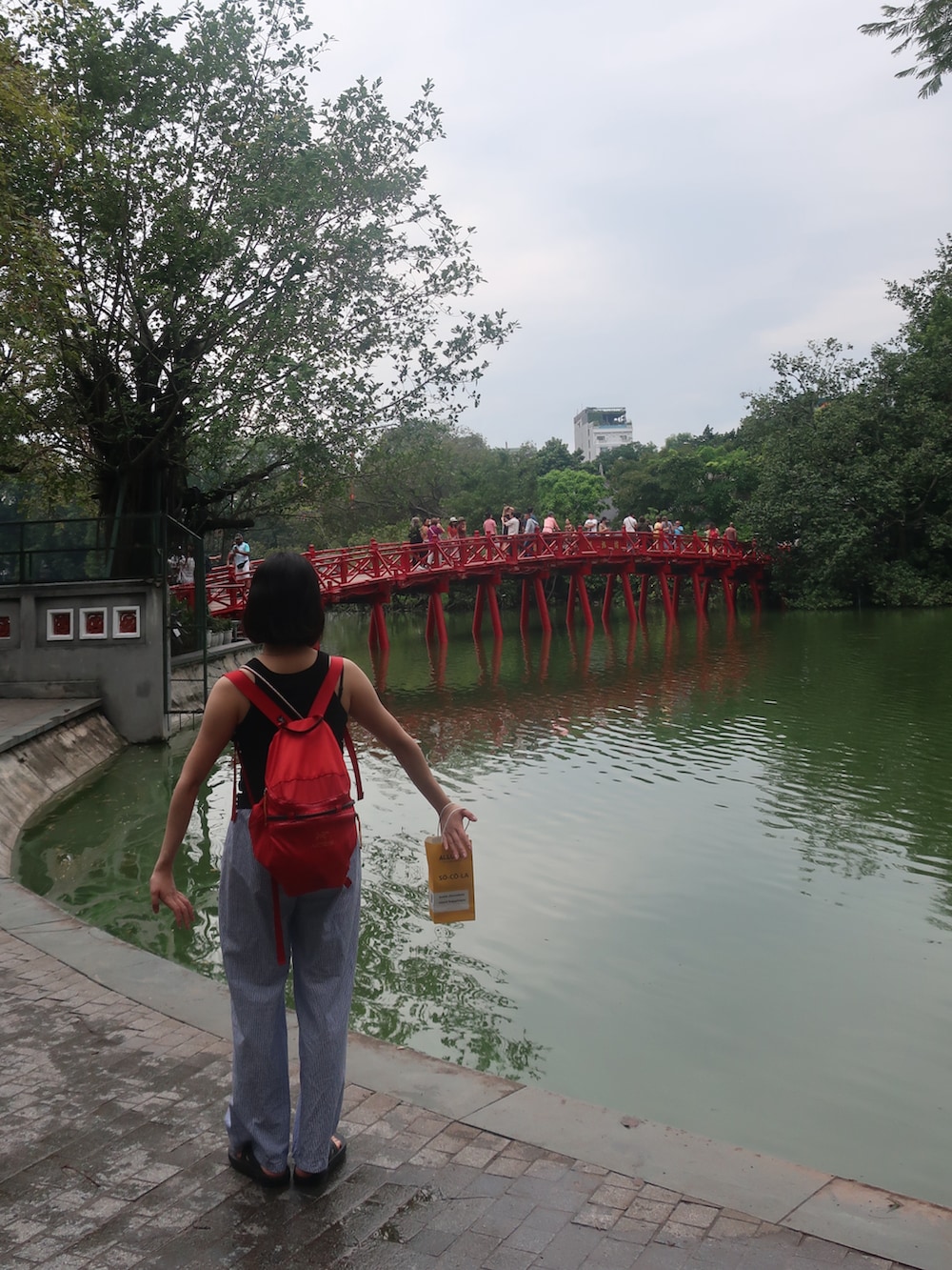 レッド系のバックパック/リュックを着用したレディースの秋コーディネートの3枚目の写真