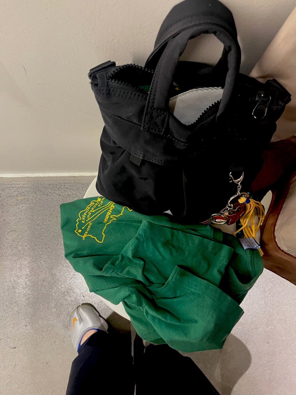 グリーン系のTシャツ/カットソー、ブラック系のスラックスを着用したレディースの夏コーディネートの3枚目の写真