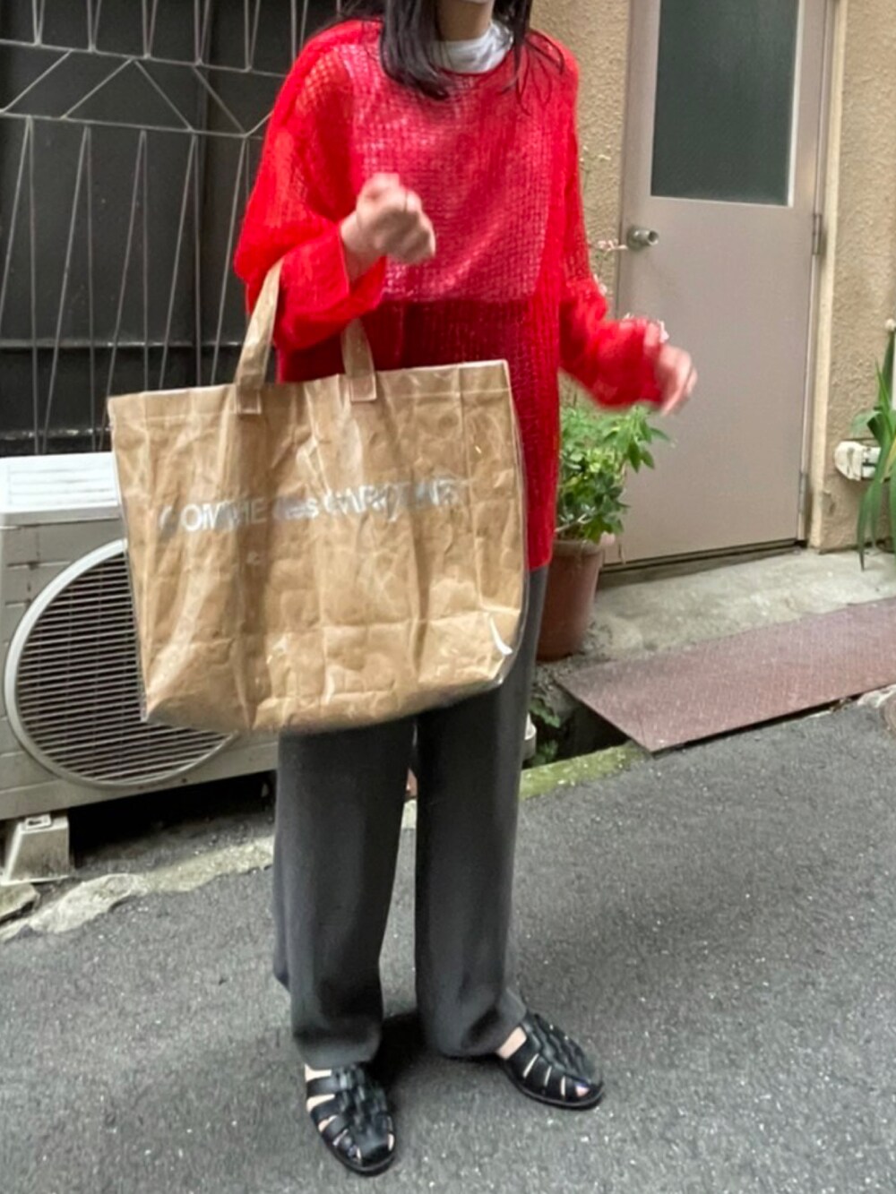 「休日コーデ、休日スタイル、オトナ女子、春夏コーデ、パンツスタイル、あみあみトップス、red、グルカサンダル、COMME des GARCONS、BEAMS、BEAUTY&YOUTH UNITED ARROWS、古着、カラー×コーデ、レイヤードスタイル、トートバッグ」｜「BEAMSのアイテム（ニット/セーター、レッド系）」を使った、優さん（レディース・160cm）の春コーディネートの2枚目の写真