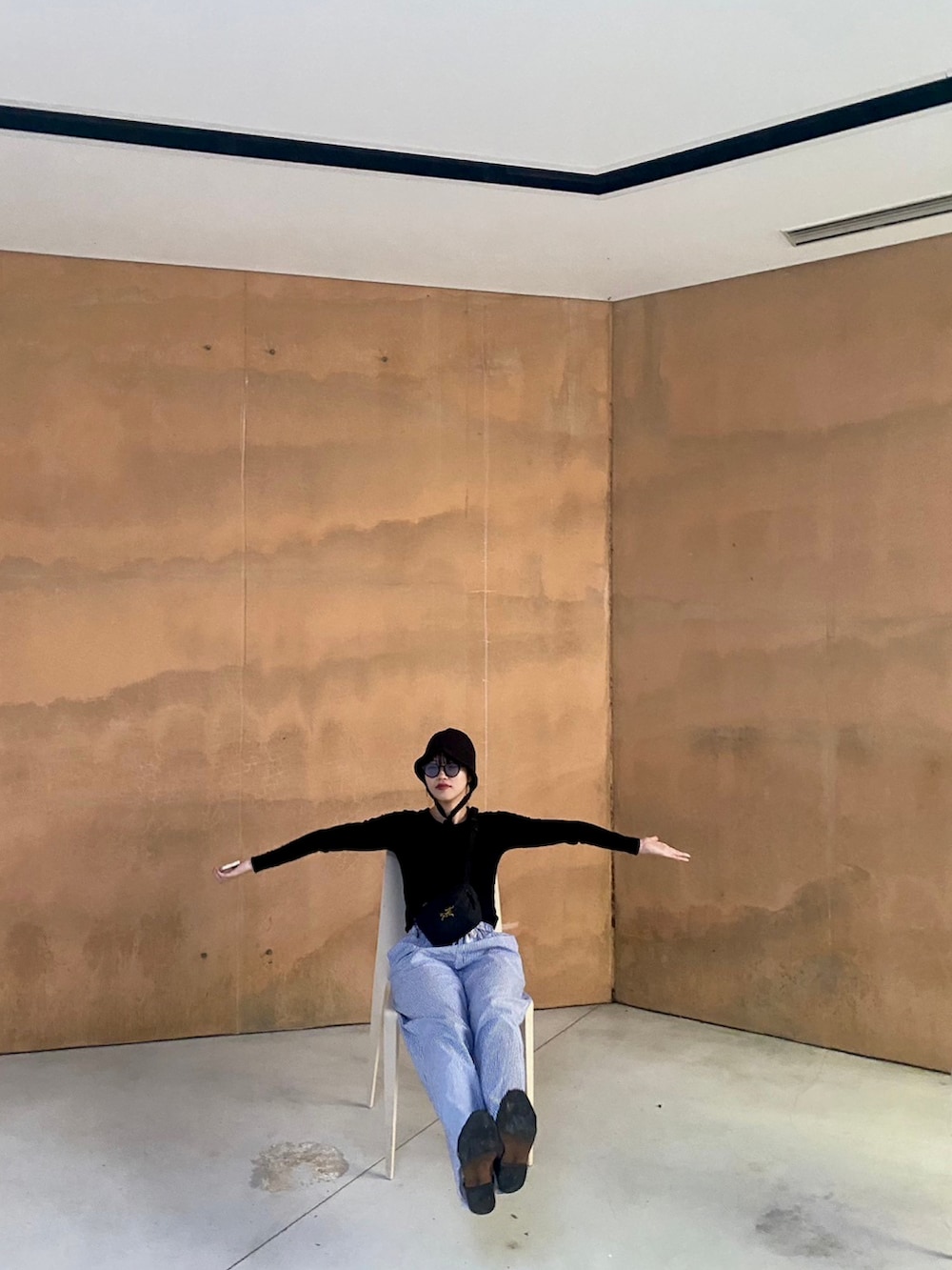 ブラック系のTシャツ/カットソー、ブルー系のその他パンツ、ブラック系のサンダルを着用したレディースの春コーディネートの3枚目の写真