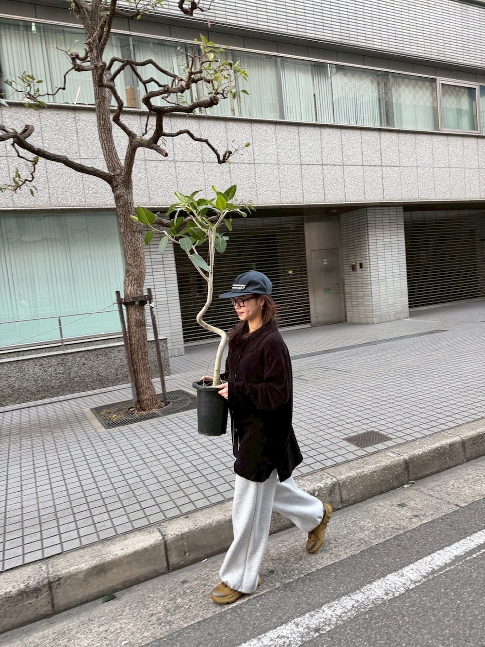 ベージュ系のスニーカー、ブルー系のキャップを着用したレディースの冬コーディネートの3枚目の写真