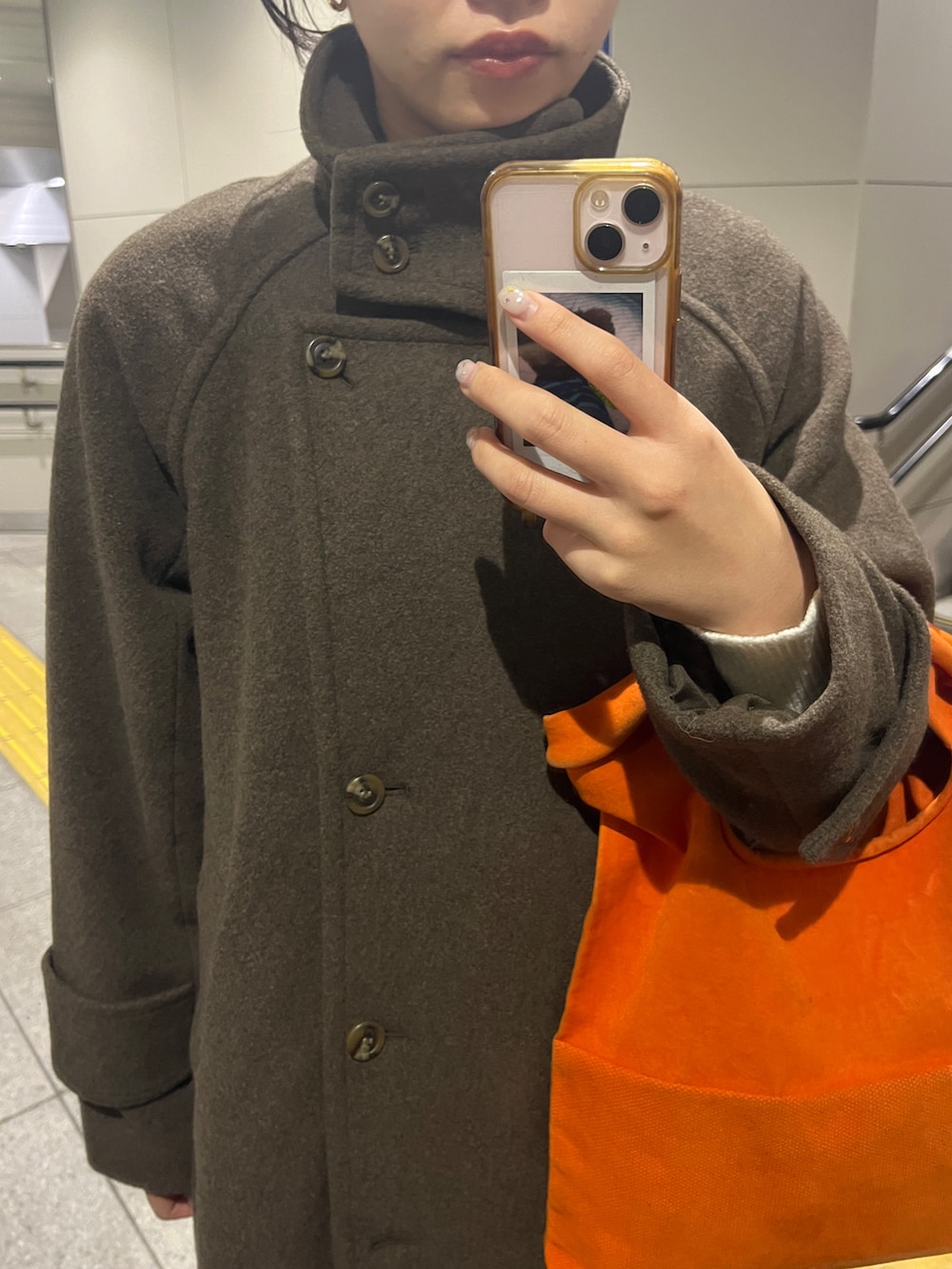 ブラウン系のジャケット/アウターを着用したレディースの秋コーディネートの2枚目の写真