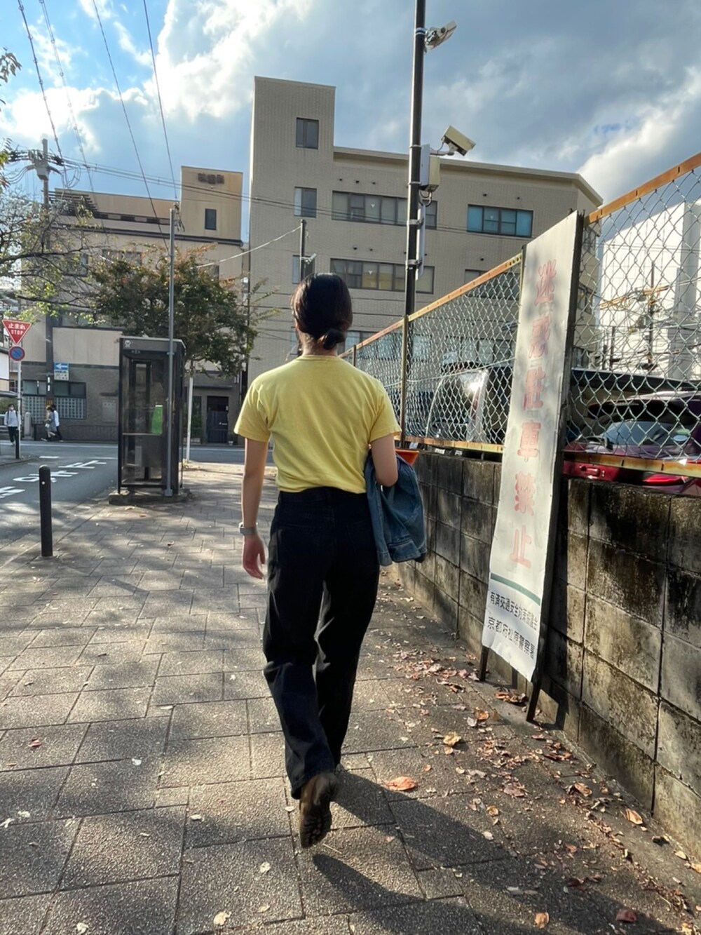「バギージーンズ、秋のコーデ、カジュアルコーデ、ゆるコーデ、パンツスタイル、バギーパンツ、UNIQLO、ビックシルエット、お洒落さんとつながりたい、古着MIX、古着、デニム、デニムジャケット、デニムパンツ、WEARハロウィン2022」｜「me by ISSEY MIYAKEのアイテム（トートバッグ、オレンジ系）」を使った、優さん（レディース・160cm）の秋コーディネートの2枚目の写真