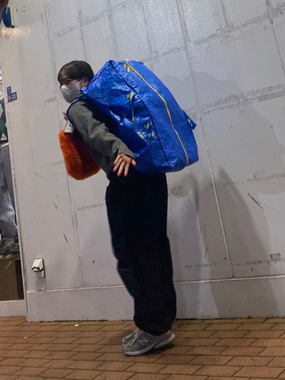 「ゆるコーデ、シンプルコーデ、楽チンコーデ、パラシュートパンツ、パンツスタイル、冬コーデ、差し色、お洒落さんとつながりたい、ハーフジップ、シンプル、ootd、ZARA、UNIQLO、ニット、プチプラ」｜「ZARAのアイテム（カーゴパンツ、ブラック系）」を使った、優さん（レディース・160cm）の冬コーディネートの2枚目の写真