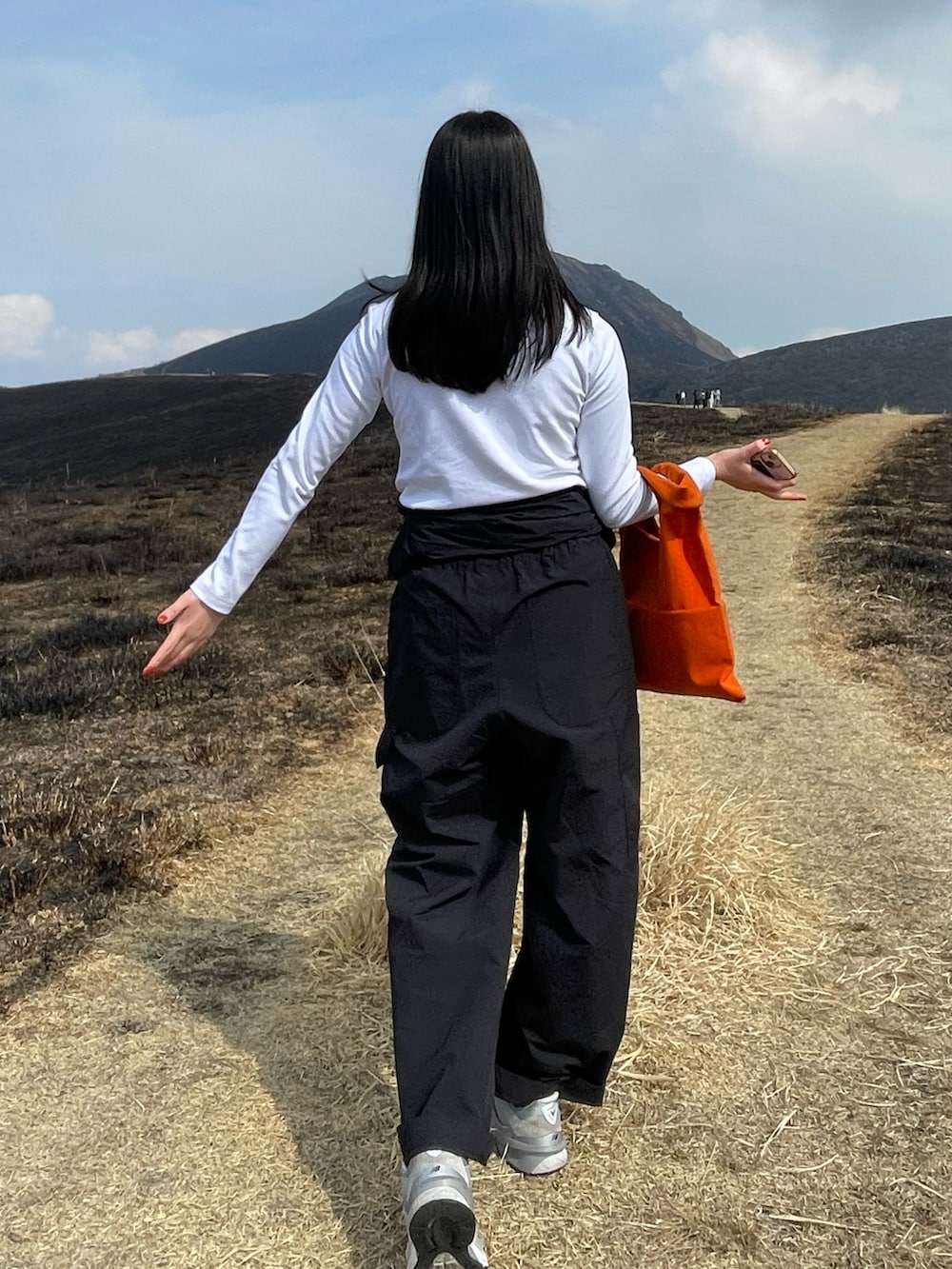 ホワイト系のTシャツ/カットソー、ブラック系のつなぎ/オールインワンを着用したレディースの春コーディネートの2枚目の写真