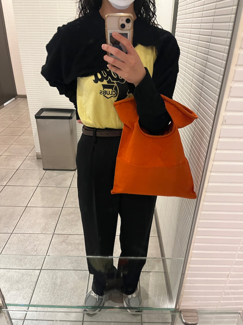 ブラック系のTシャツ/カットソー、ブラック系のスラックスを着用したレディースの秋コーディネートの2枚目の写真