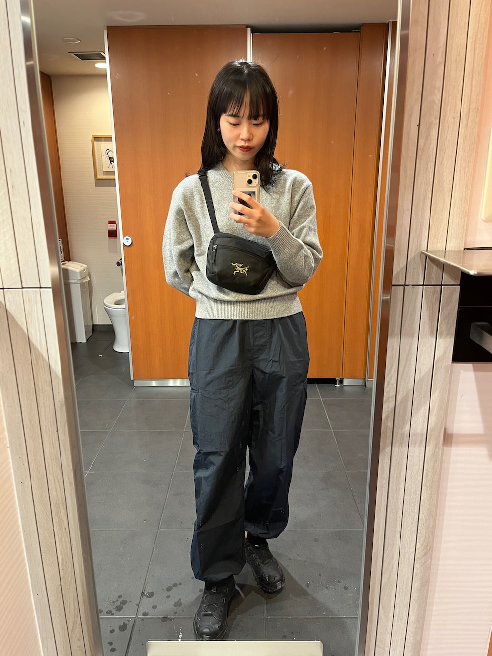 「秋のコーデ、シンプルスタイル、秋冬コーデ、シンプルコーデ、パンツスタイル、ラクチンコーデ、着回しコーデ、ネイビー、UNIQLO、ニット、SALOMON、アークテリクス、ショルターバッグ、メンズライク」｜「ARC'TERYXのARC'TERYX/アークテリクス MANTIS 2（ショルダーバッグ、ブラック系）」を使った、優さん（レディース・160cm）の秋コーディネートの3枚目の写真