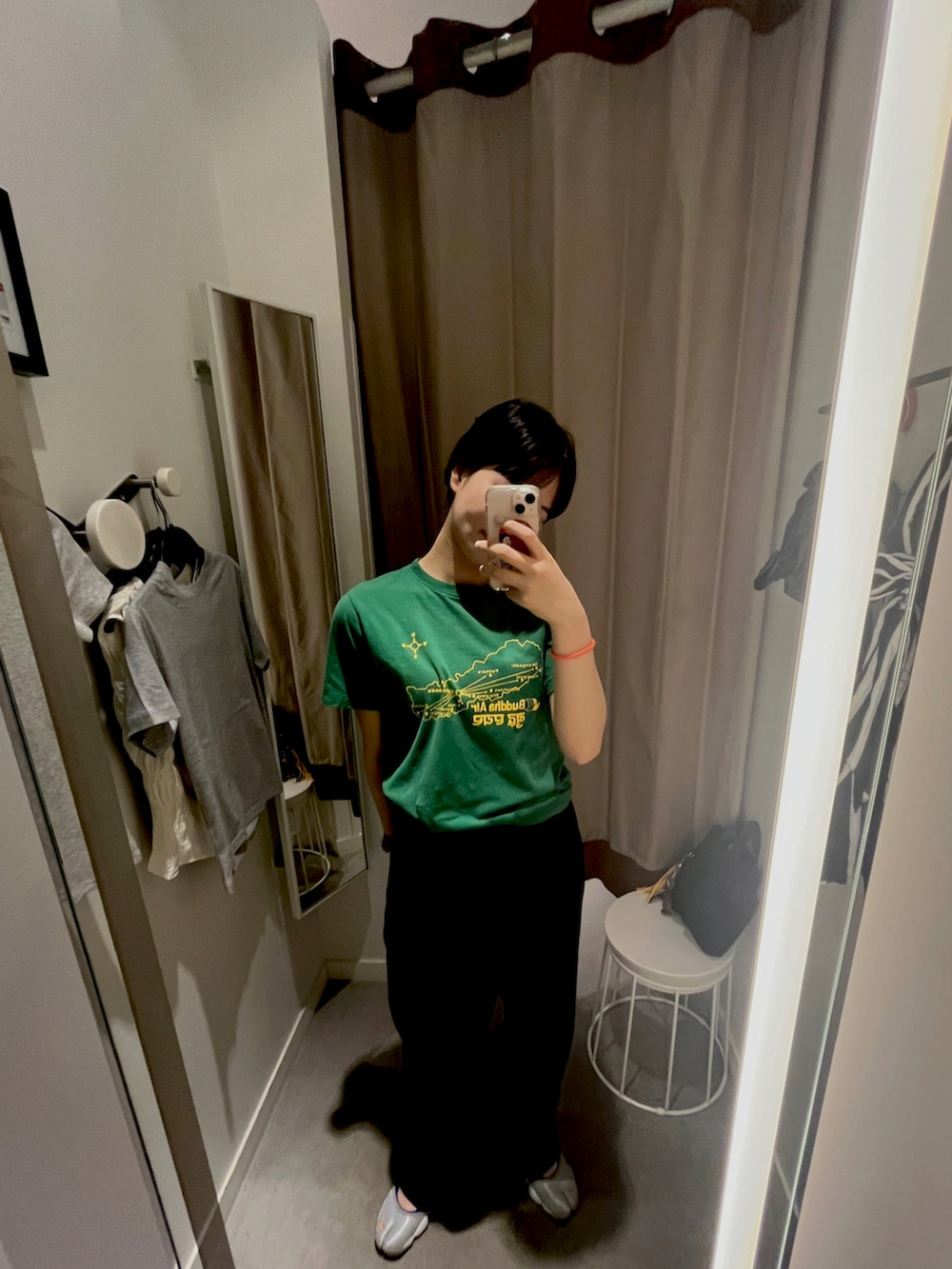 グリーン系のTシャツ/カットソー、ブラック系のスラックスを着用したレディースの夏コーディネートの2枚目の写真