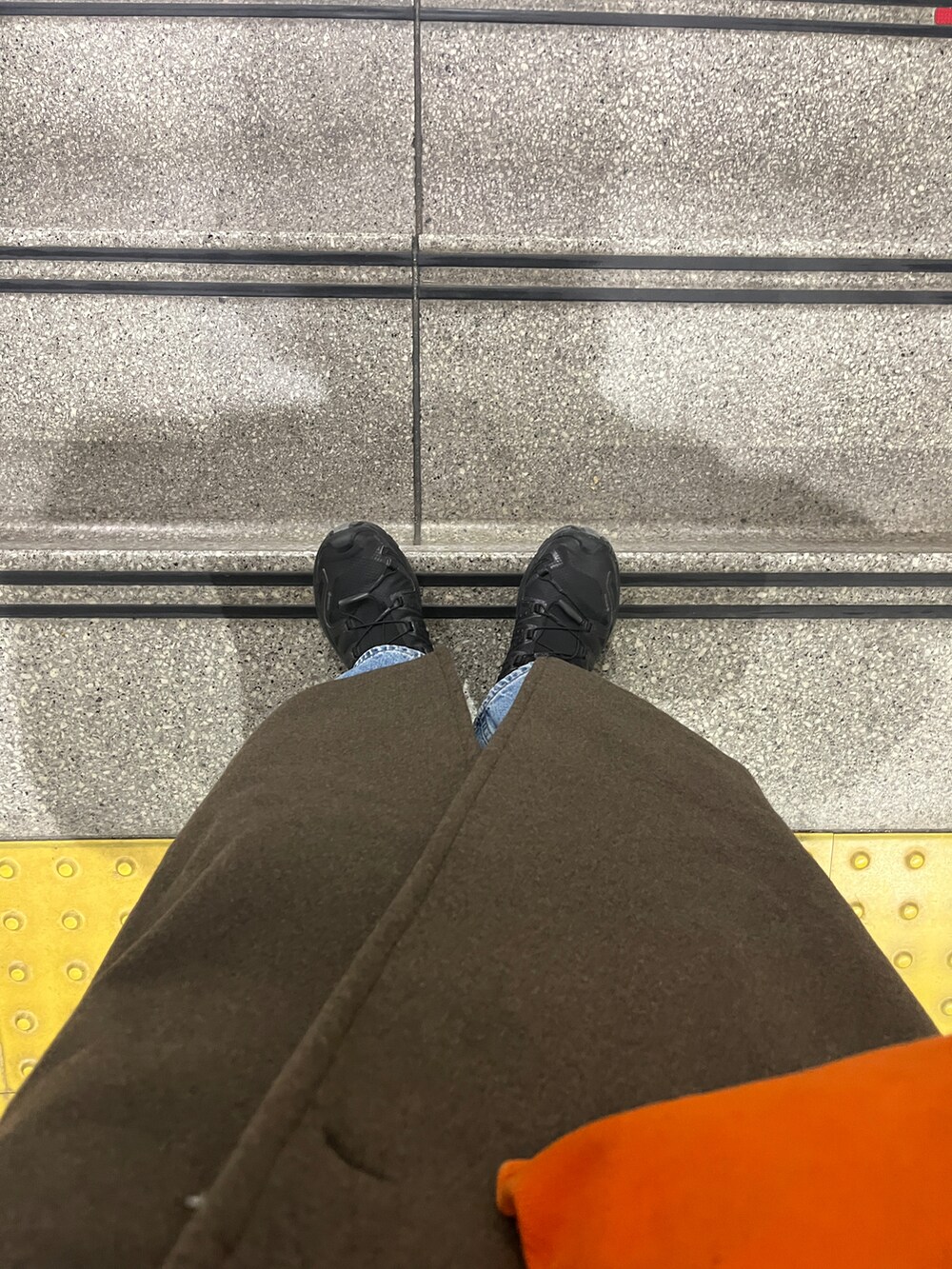 ブラウン系のジャケット/アウターを着用したレディースの秋コーディネートの3枚目の写真