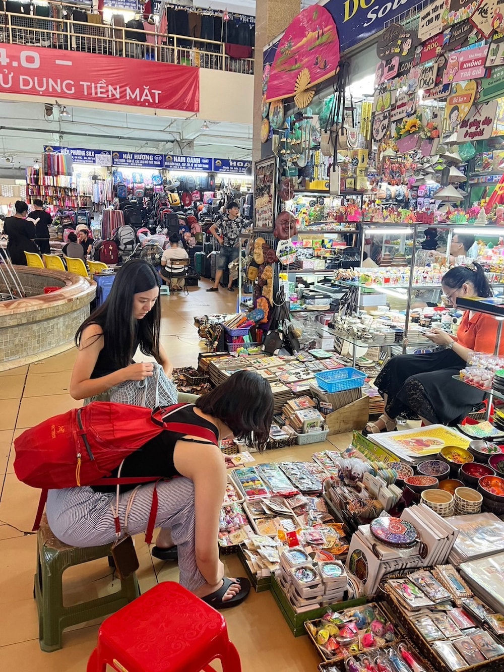 レッド系のバックパック/リュックを着用したレディースの秋コーディネートの2枚目の写真