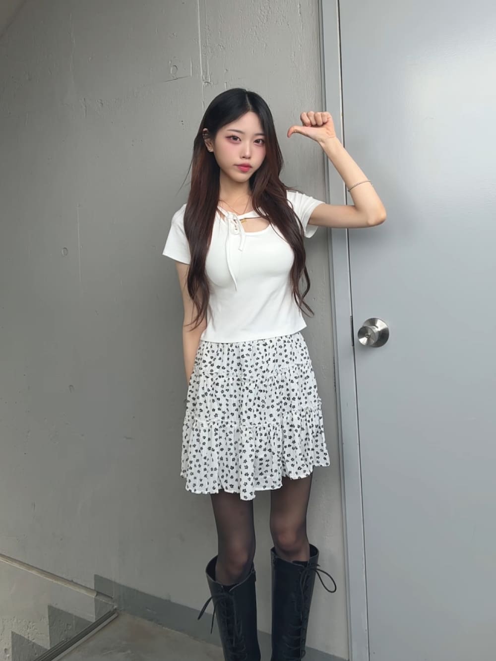ホワイト系のTシャツ/カットソー、ホワイト系のスカートを着用したレディースの夏コーディネートの2枚目の写真