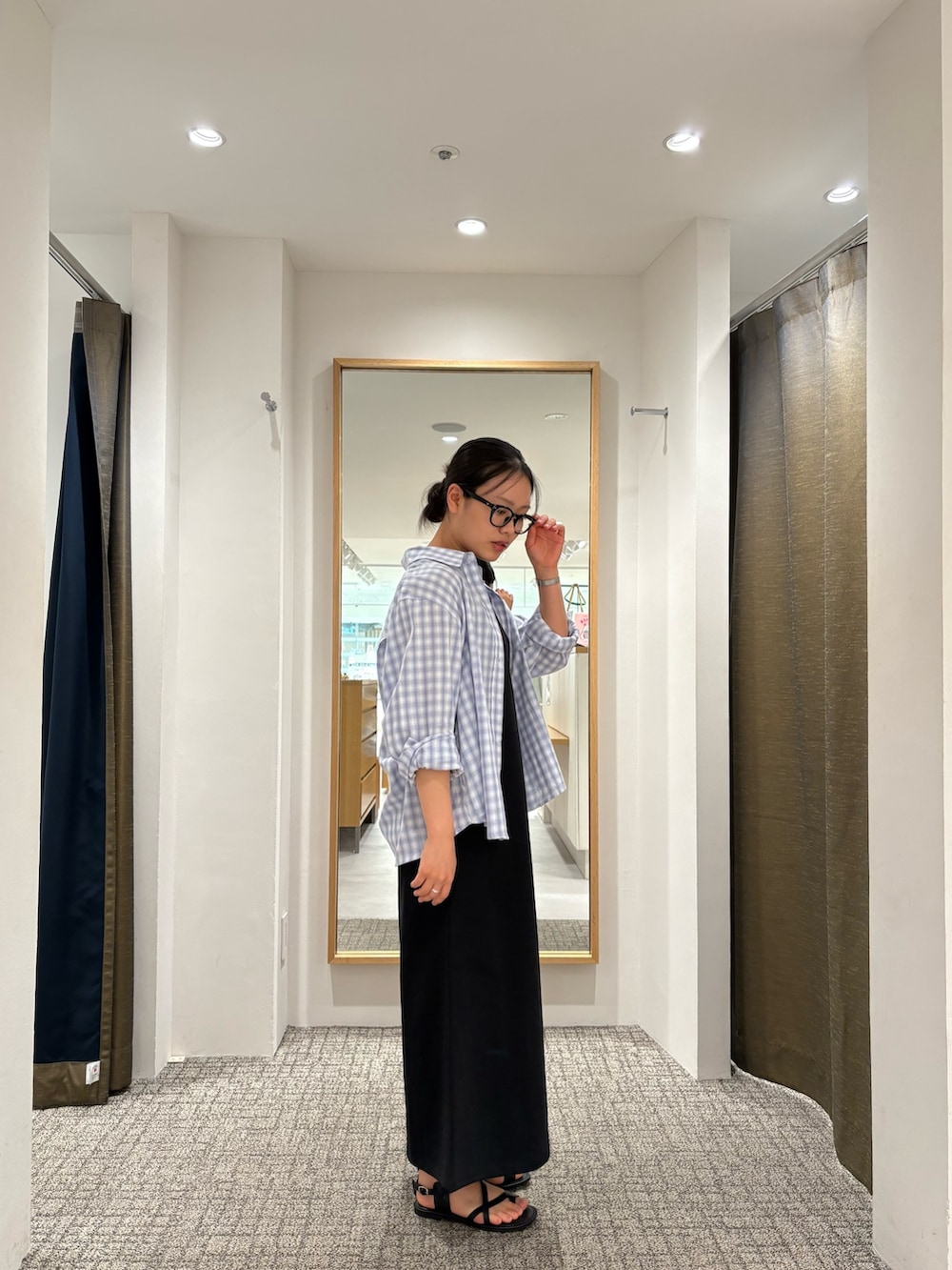 ブラック系のワンピース、ブルー系のシャツ/ブラウス、ブラック系のサンダルを着用したレディースの夏コーディネートの2枚目の写真
