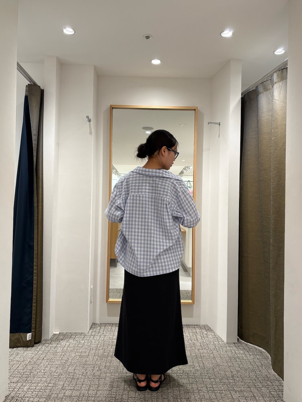 ブラック系のワンピース、ブルー系のシャツ/ブラウス、ブラック系のサンダルを着用したレディースの夏コーディネートの3枚目の写真