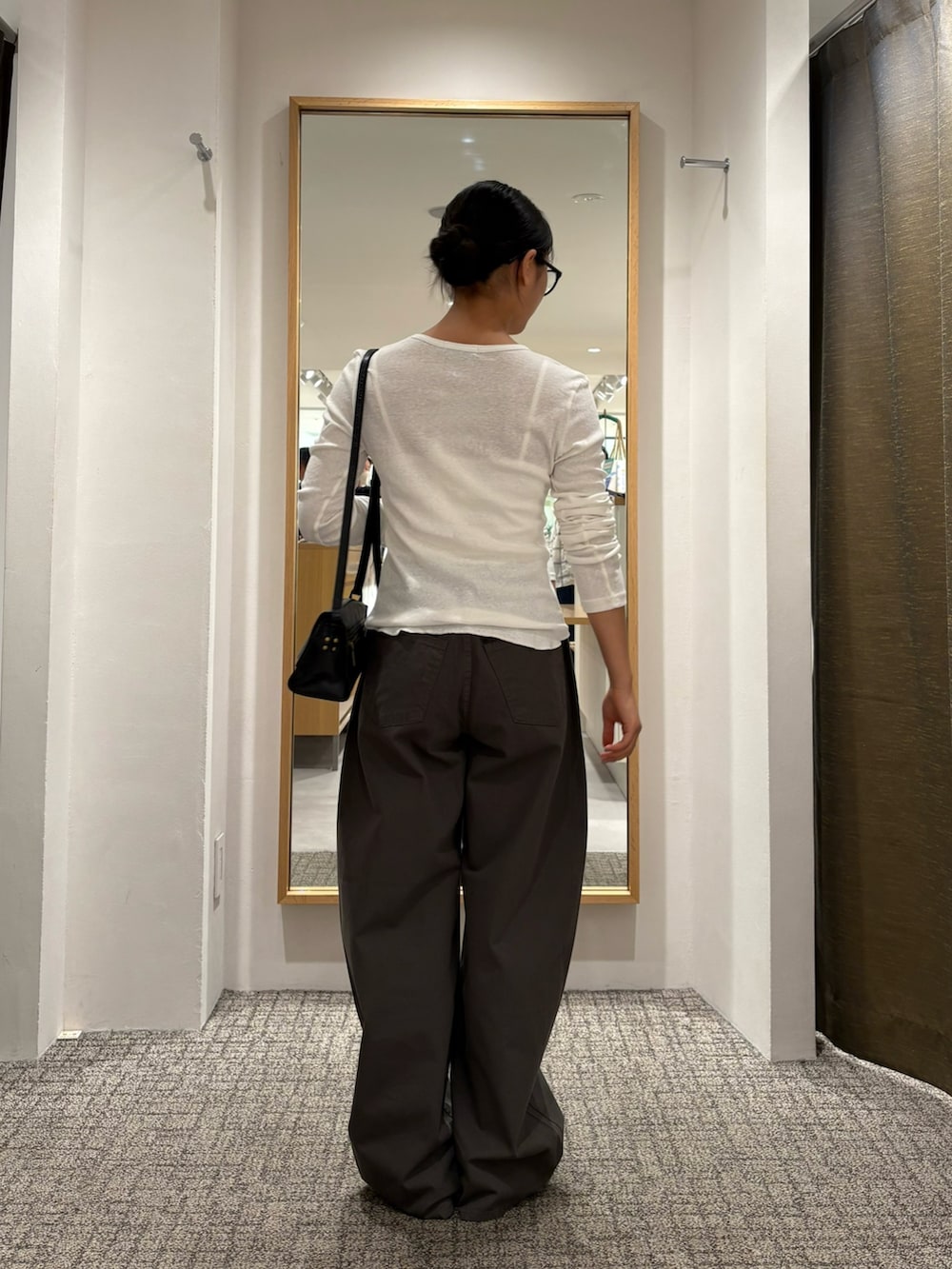 ホワイト系のTシャツ/カットソー、グレー系のその他パンツ、ブラック系のローファーを着用したレディースの夏コーディネートの3枚目の写真