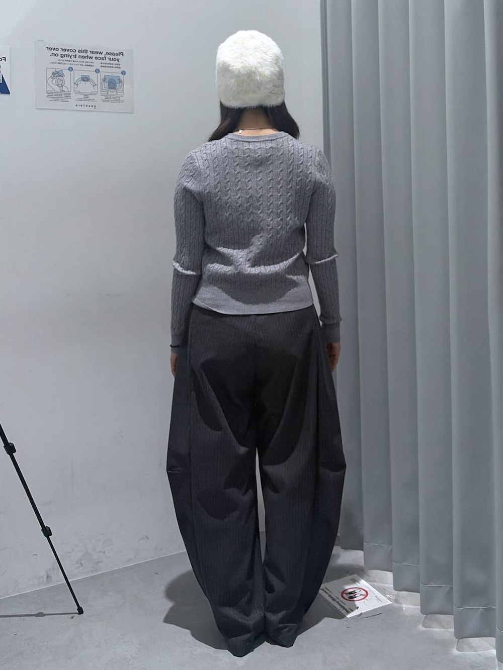 グレー系のスラックス、グレー系のカーディガン/ボレロ、ベージュ系のサンダルを着用したレディースの秋コーディネートの3枚目の写真