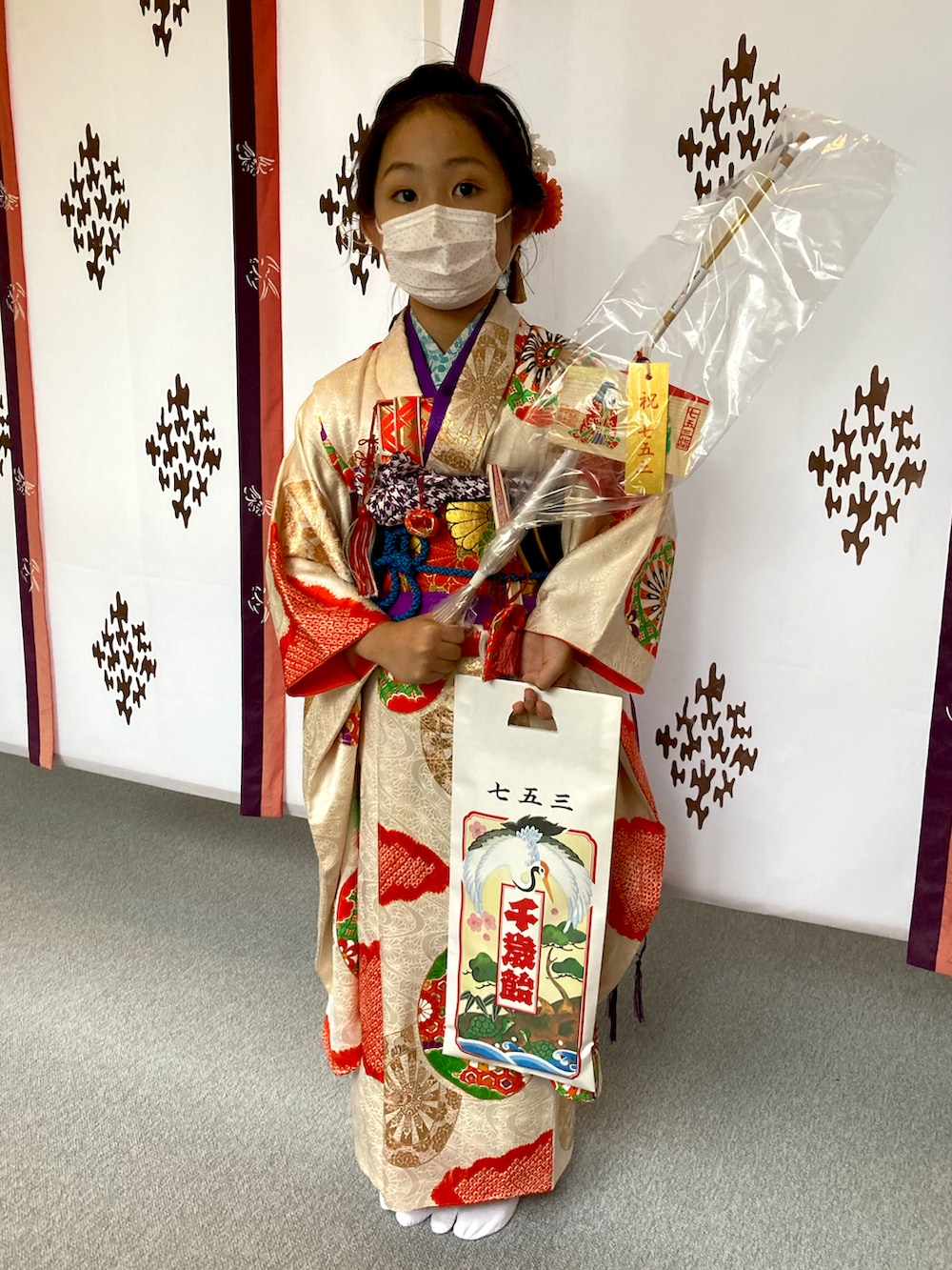 ホワイト系の着物を着用したキッズの秋コーディネートの2枚目の写真