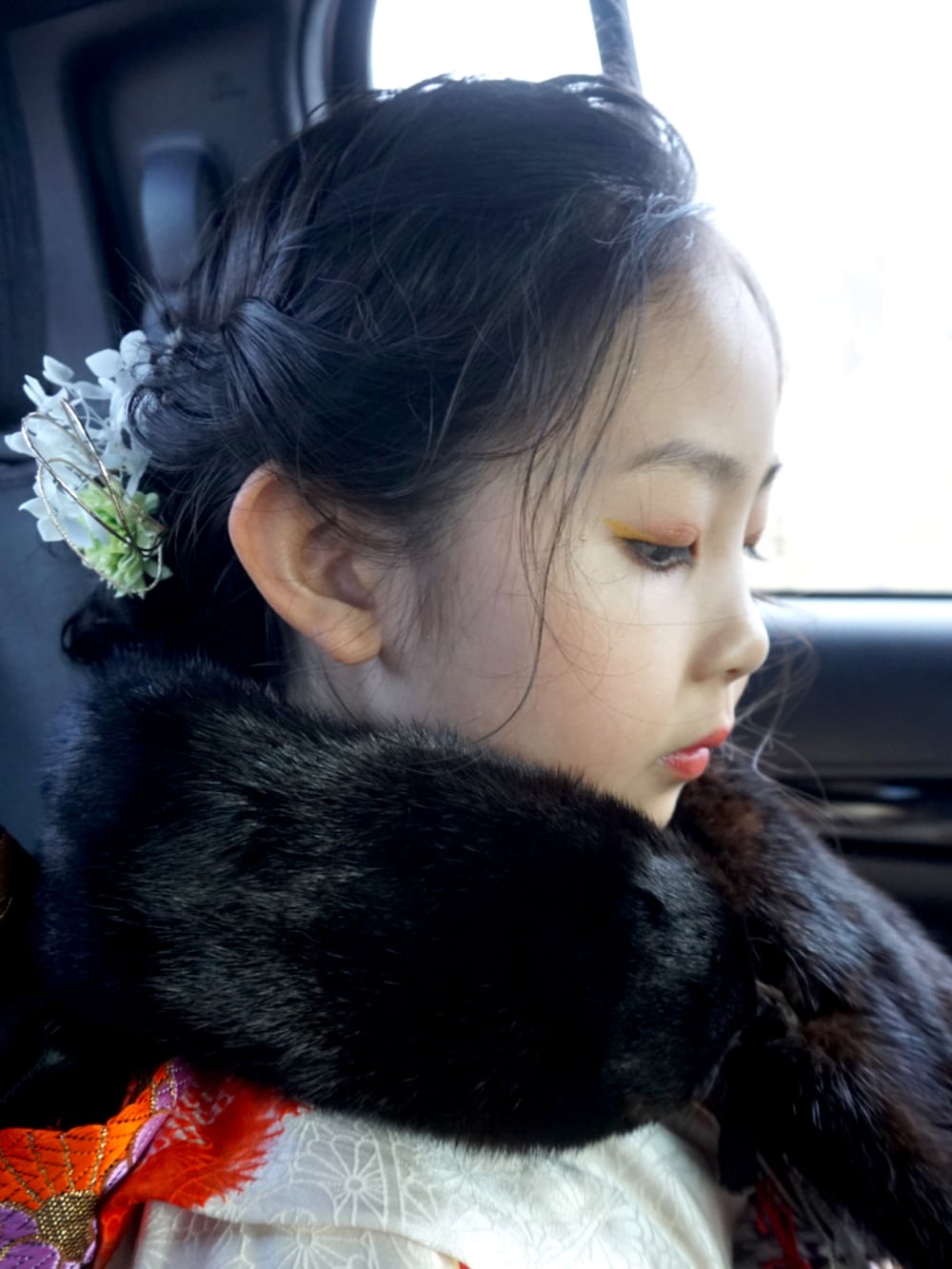 ホワイト系の着物を着用したキッズの秋コーディネートの3枚目の写真