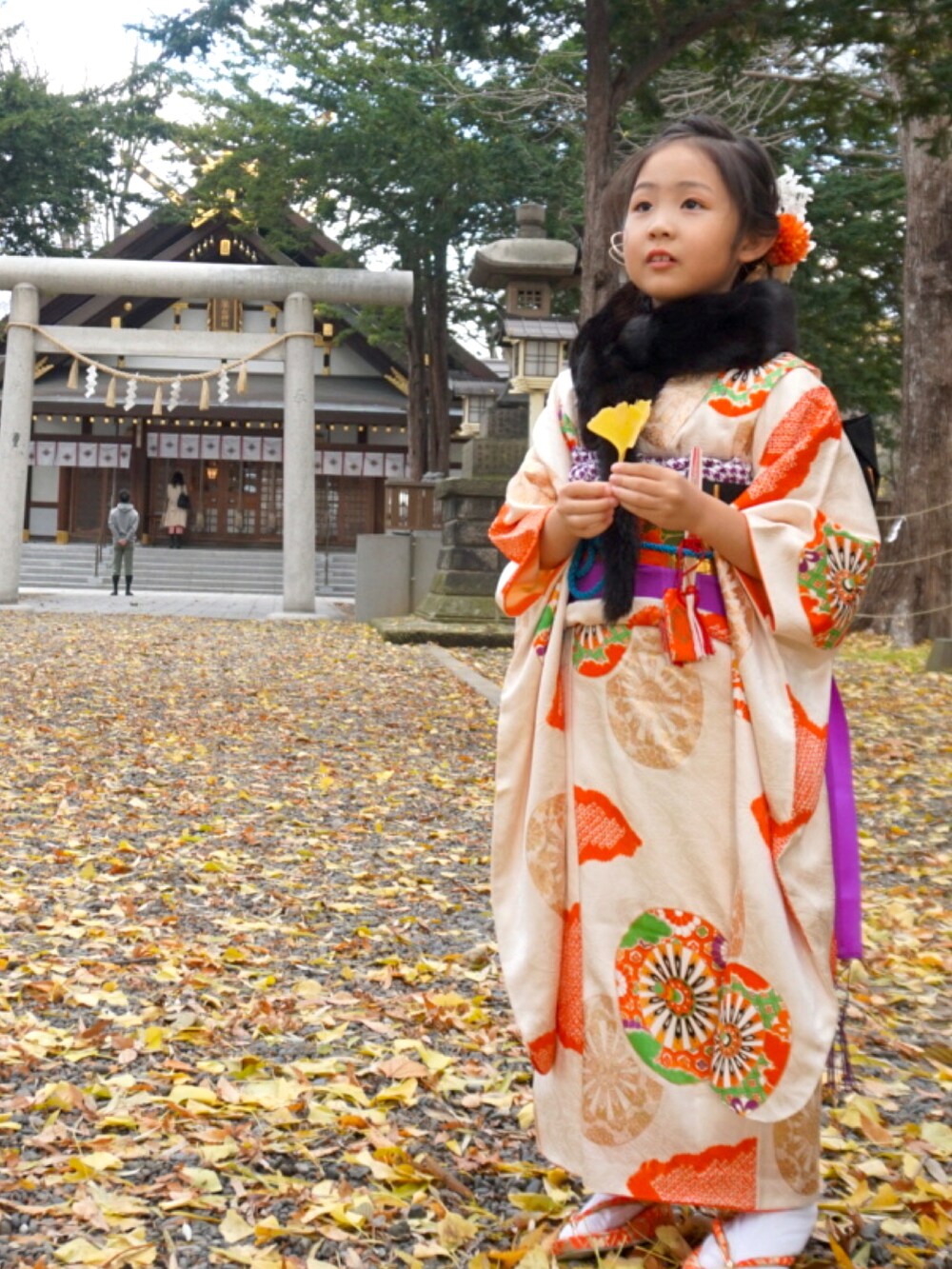 ホワイト系の着物を着用したキッズの秋コーディネートの5枚目の写真