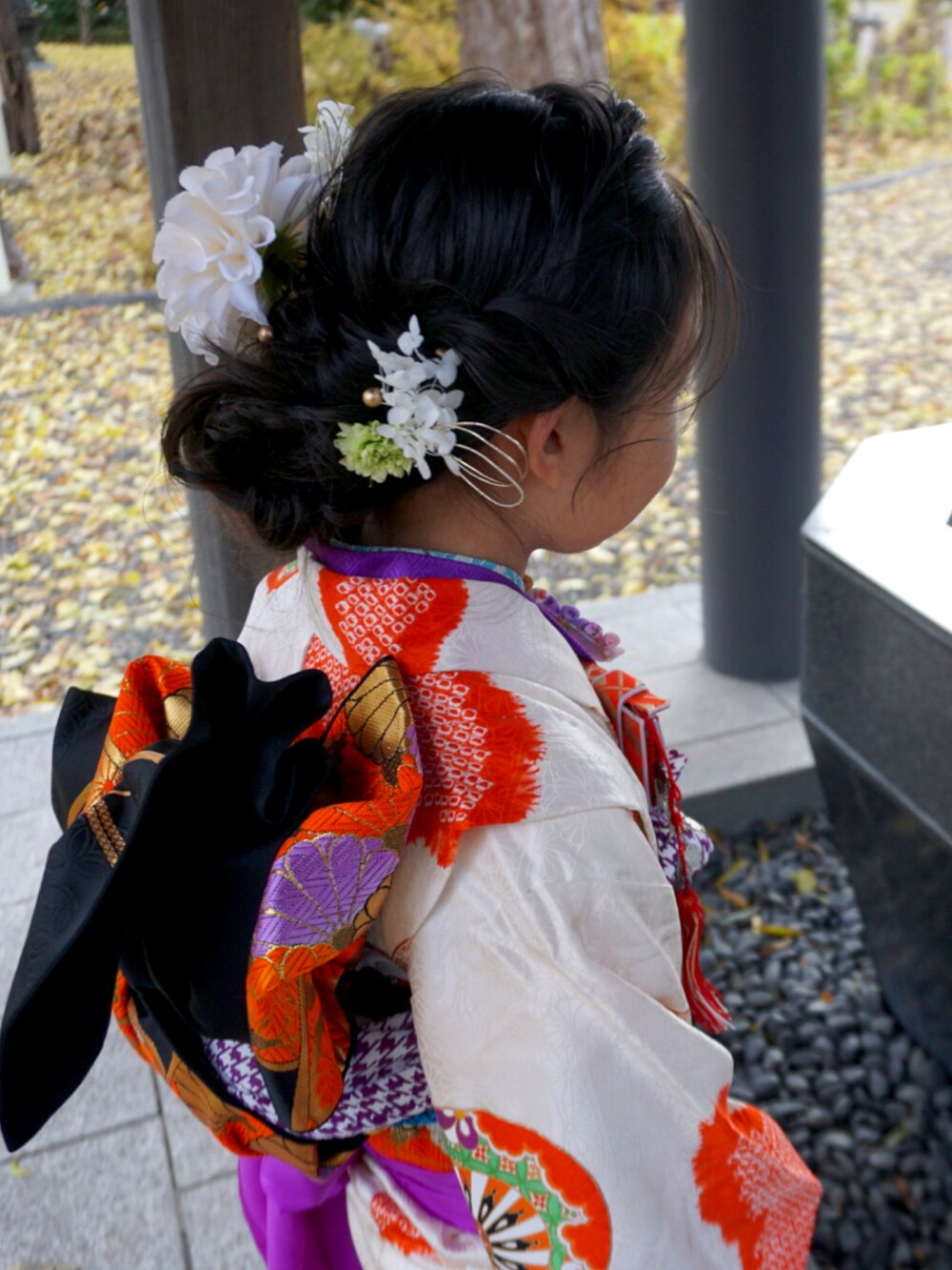 ホワイト系の着物を着用したキッズの秋コーディネートの4枚目の写真