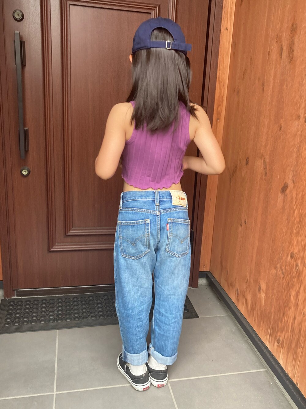 パープル系のTシャツ/カットソー、ブルー系のデニムパンツ、ブラック系のスニーカーを着用したキッズの夏コーディネートの2枚目の写真