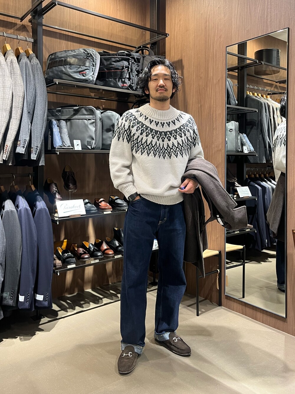 その他のステンカラーコート、ホワイト系のニット/セーター、ブラウン系のドレスシューズを着用したメンズの冬コーディネートの2枚目の写真