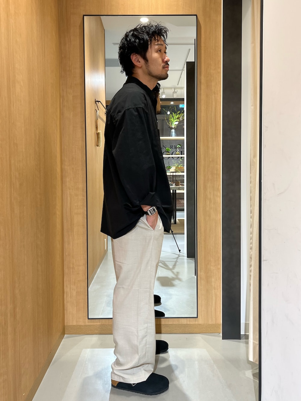 ブラック系のシャツ/ブラウス、ベージュ系のその他パンツ、ブラック系のサンダルを着用したメンズの秋コーディネートの3枚目の写真