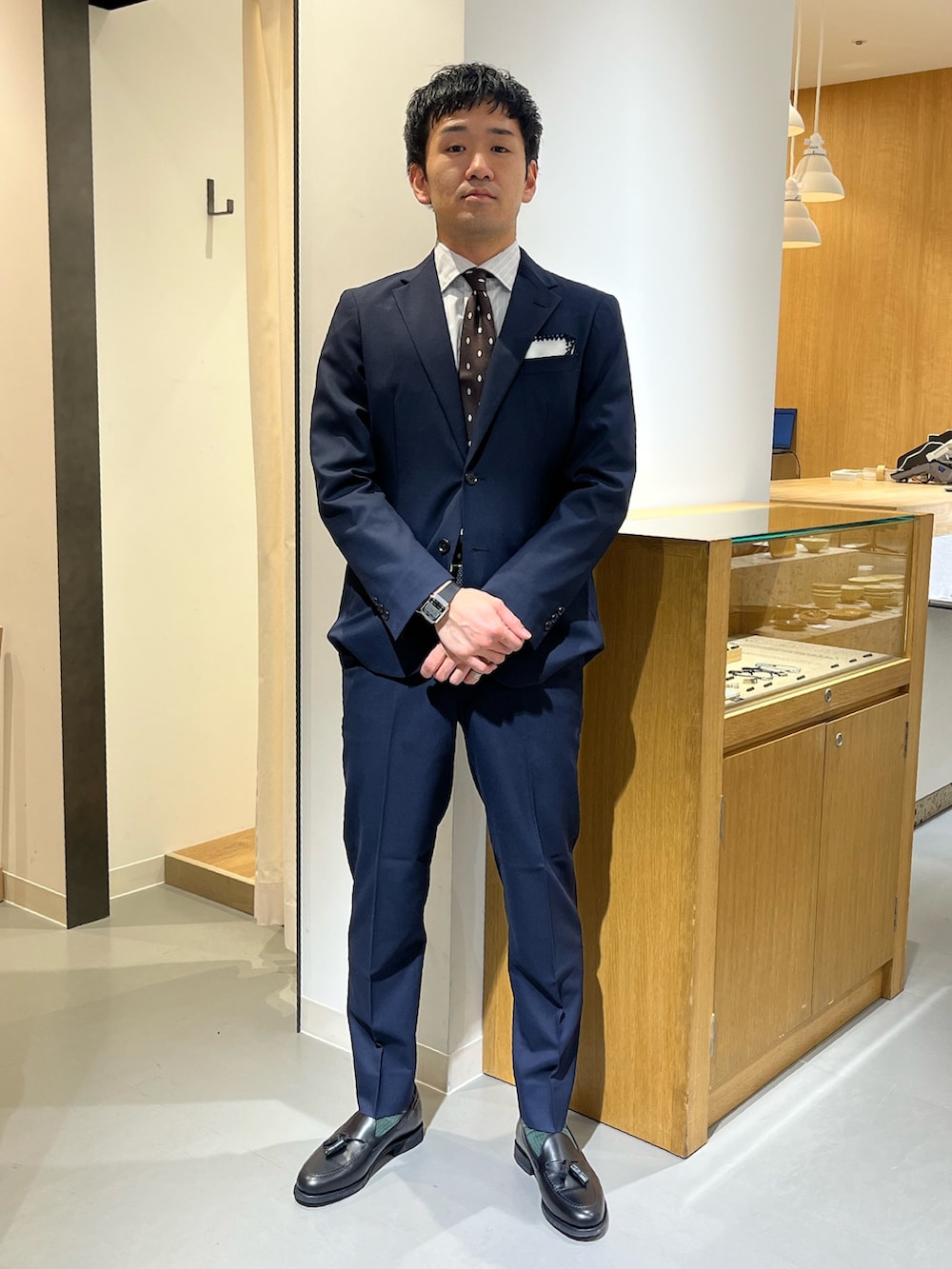 ブルー系のその他アウター、その他のネクタイ、ブルー系のスーツパンツを着用したメンズの冬コーディネートの2枚目の写真