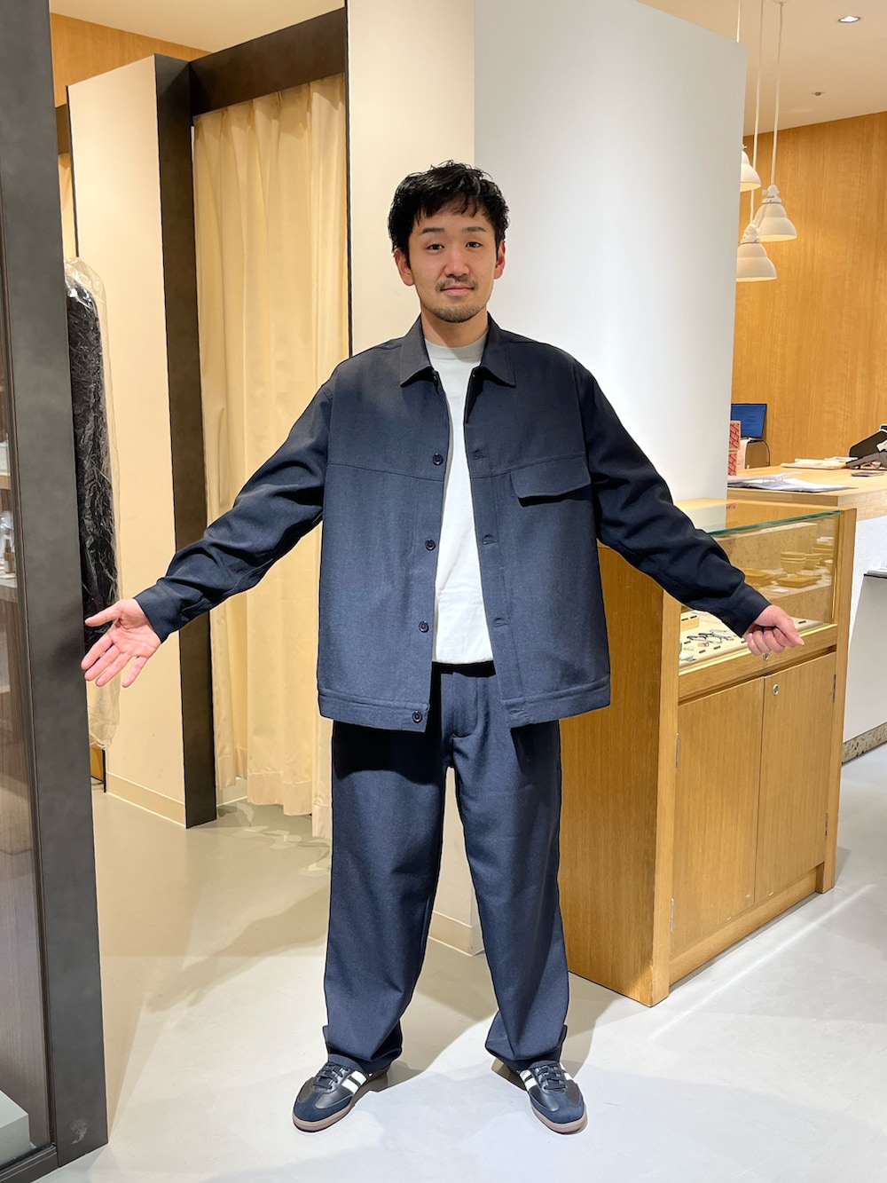 ブルー系のテーラードジャケット、ブルー系のその他パンツ、ブラック系のスニーカーを着用したメンズの冬コーディネートの2枚目の写真