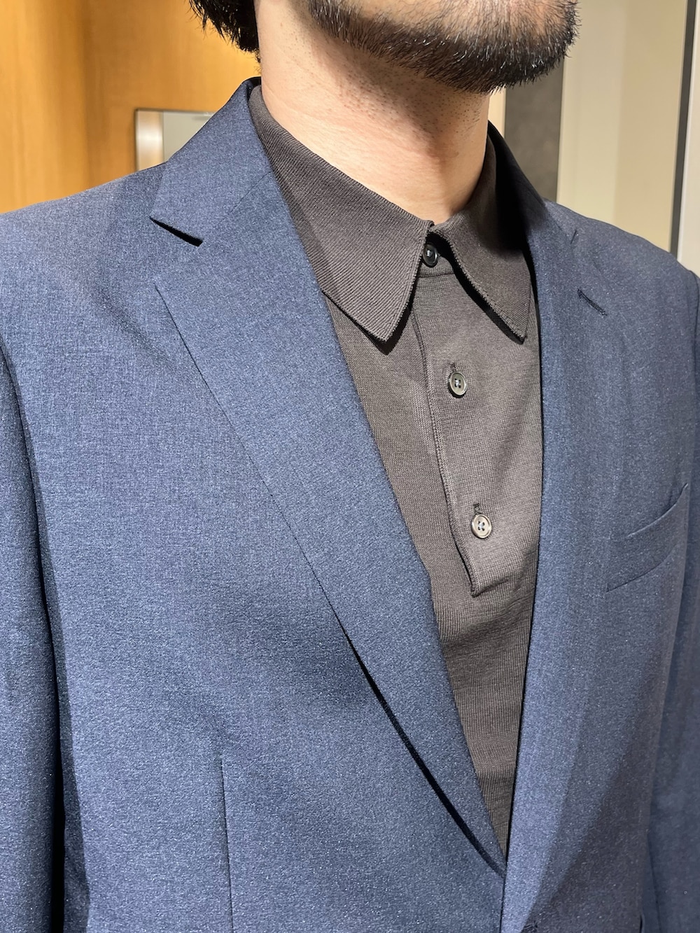 ブルー系のスーツパンツ、ブルー系のその他アウター、ブラウン系のシャツ/ブラウスを着用したメンズの春コーディネートの3枚目の写真