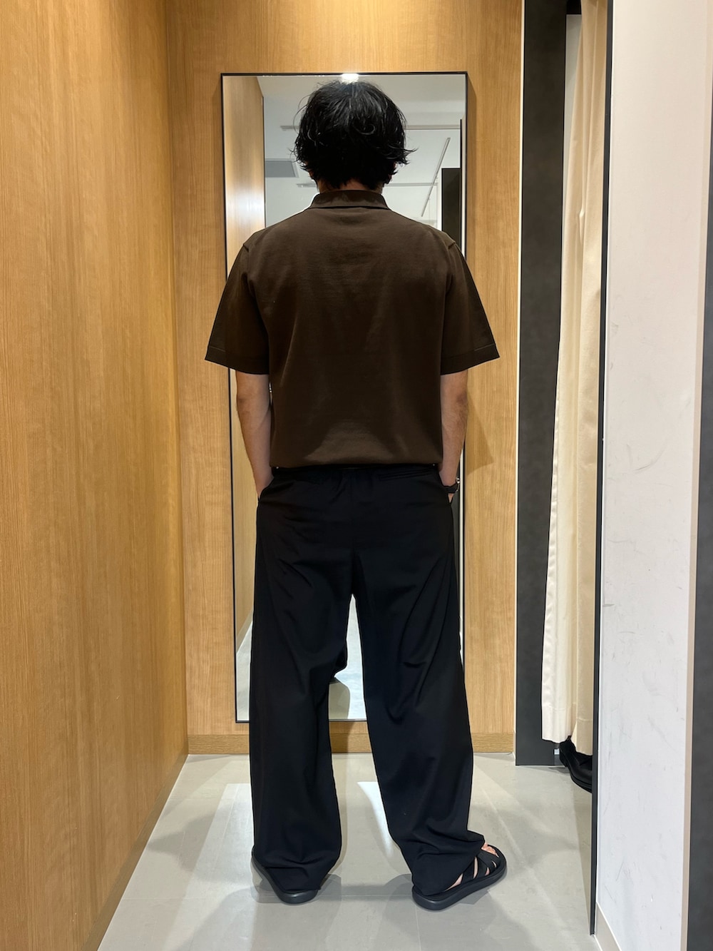 ブラウン系のニット/セーター、ブラック系のその他パンツ、ブラック系のサンダルを着用したメンズの夏コーディネートの2枚目の写真