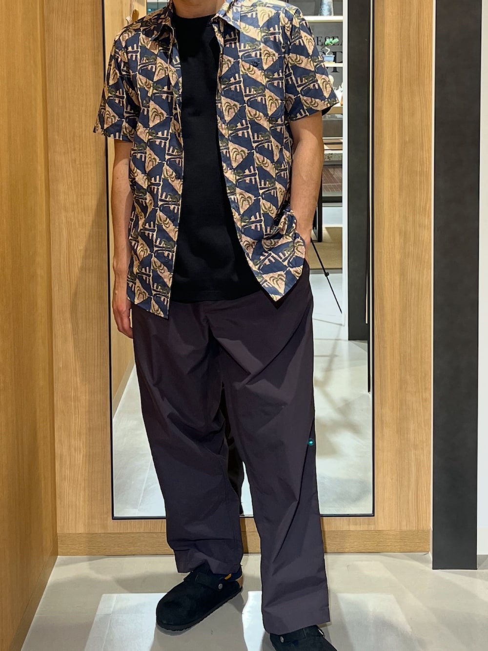 ブルー系のシャツ/ブラウス、ブラック系のTシャツ/カットソー、グレー系のその他パンツを着用したメンズの春コーディネートの2枚目の写真
