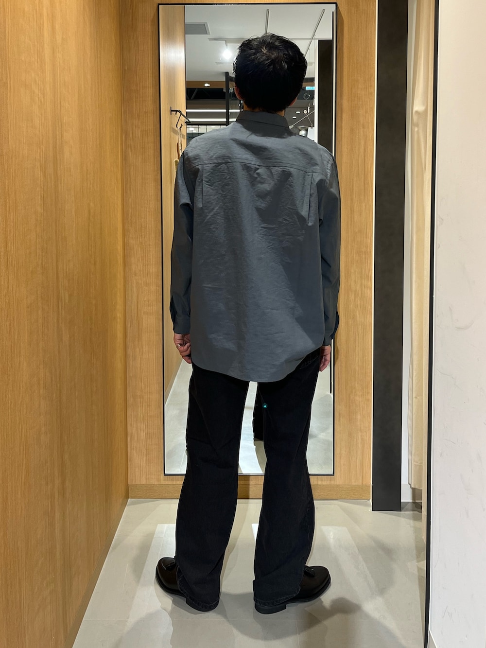 グレー系のシャツ/ブラウス、ブラック系のデニムパンツ、ブラック系のドレスシューズを着用したメンズの春コーディネートの2枚目の写真