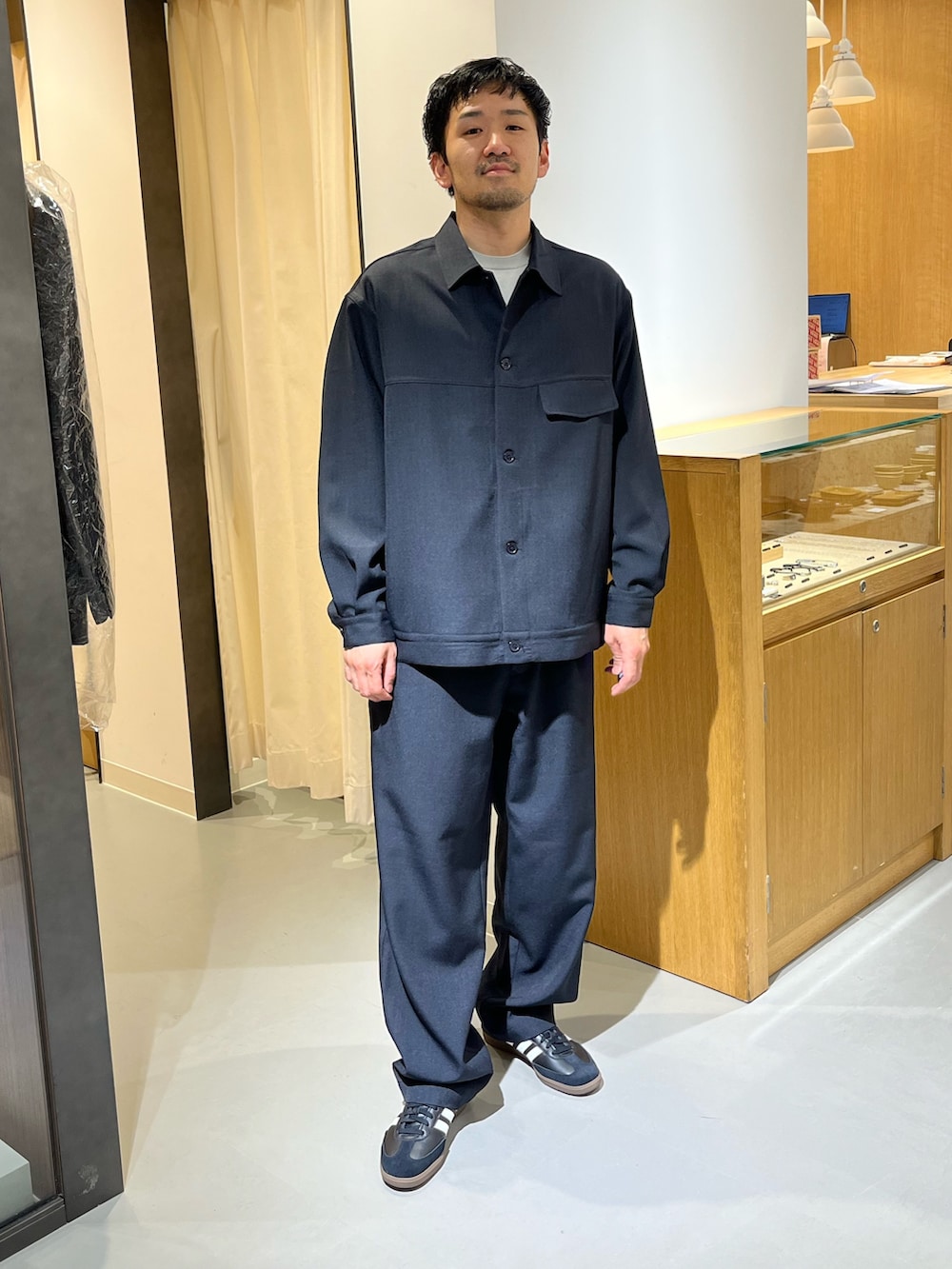 ブルー系のテーラードジャケット、ブルー系のその他パンツ、ブラック系のスニーカーを着用したメンズの冬コーディネートの3枚目の写真