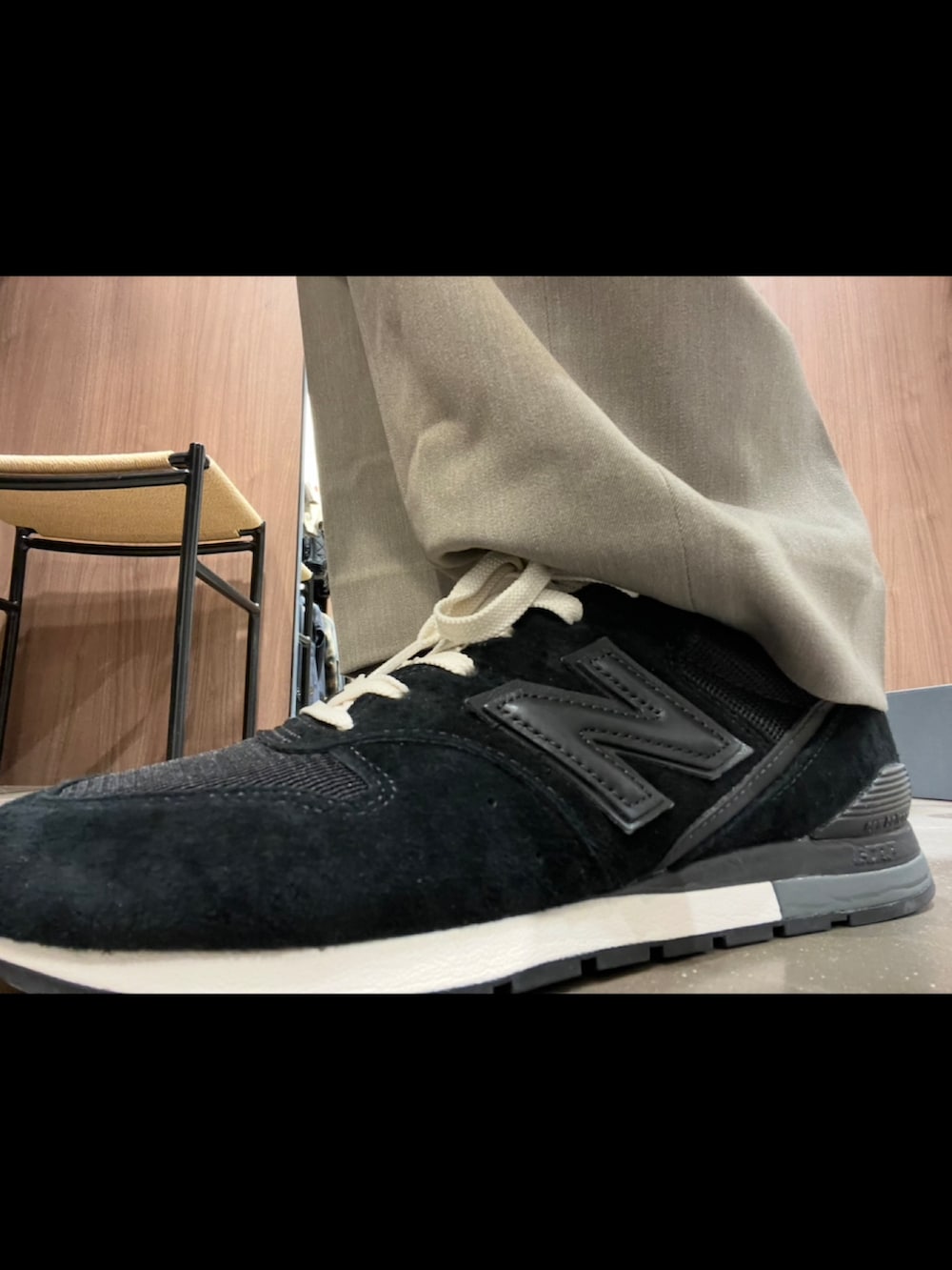 ブラック系のニット/セーター、ベージュ系のその他パンツ、ブラック系のスニーカーを着用したメンズの冬コーディネートの3枚目の写真