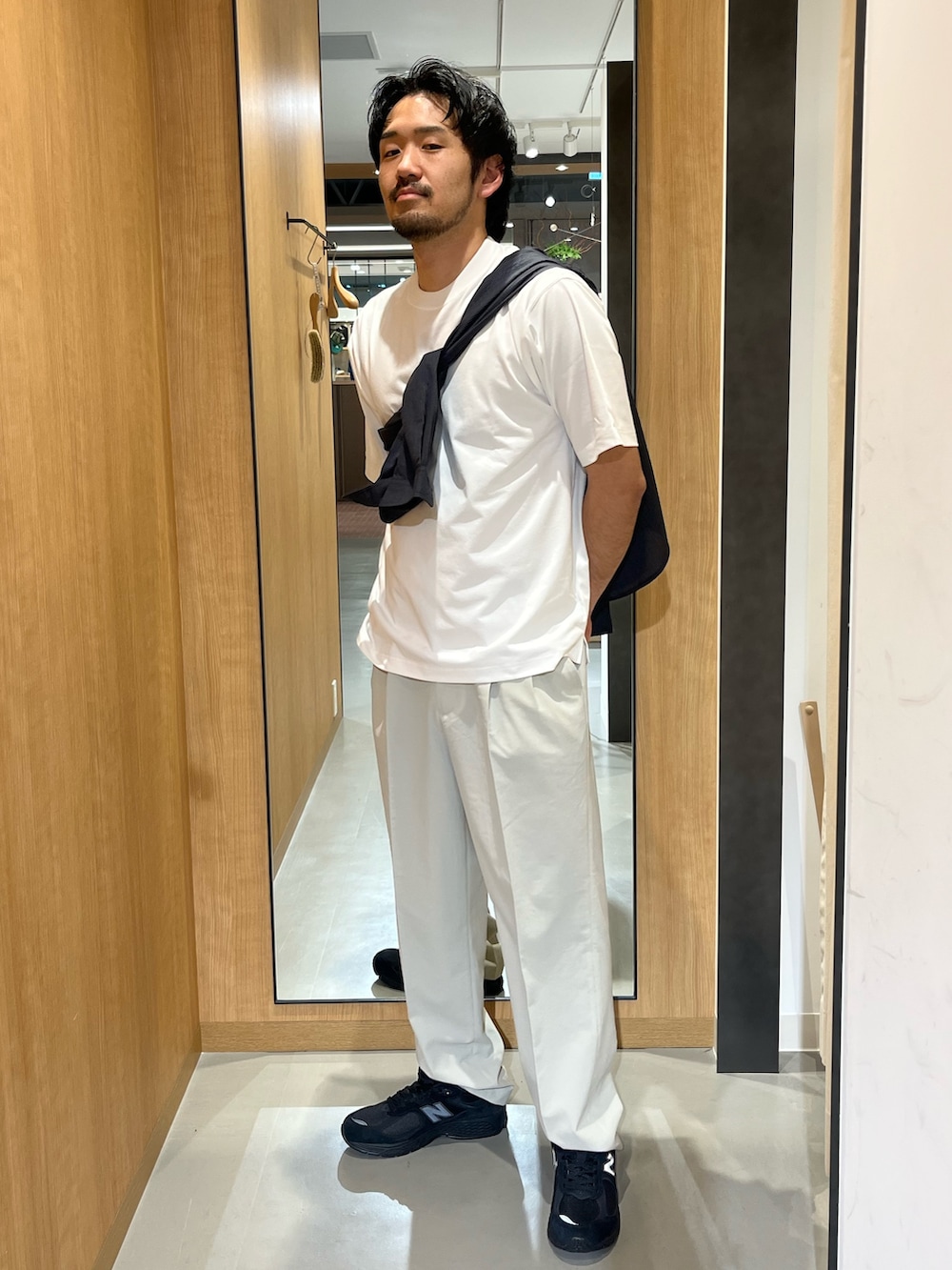 ブラック系のシャツ/ブラウス、ホワイト系のTシャツ/カットソー、ホワイト系のその他パンツを着用したメンズの春コーディネートの3枚目の写真