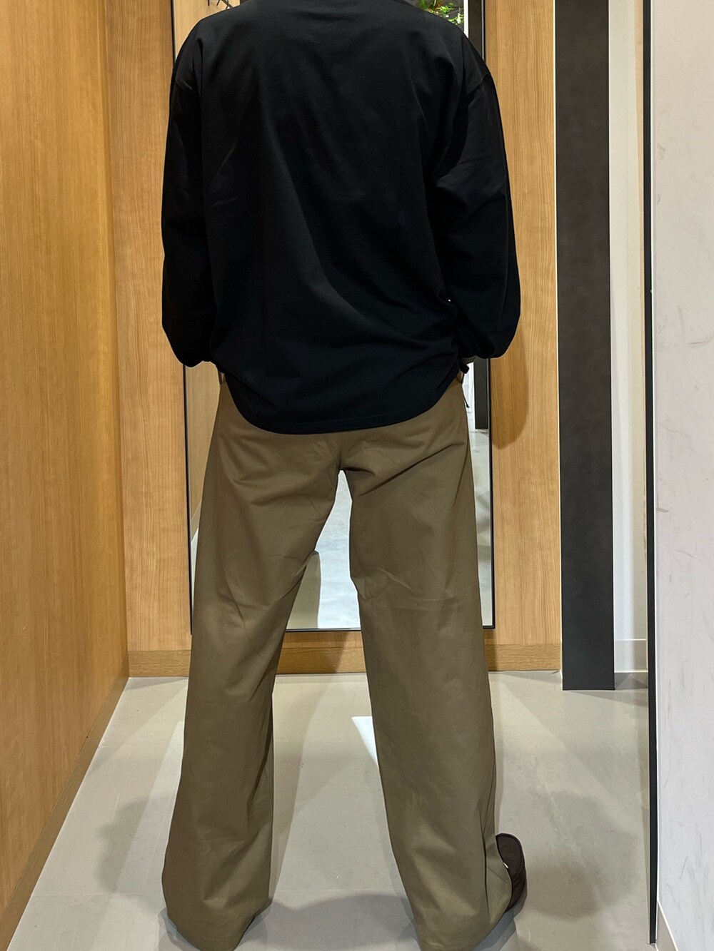 グレー系のTシャツ/カットソー、ベージュ系のその他パンツ、ブラウン系のドレスシューズを着用したメンズの夏コーディネートの3枚目の写真