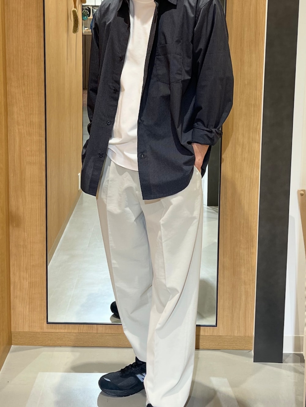 ブラック系のシャツ/ブラウス、ホワイト系のTシャツ/カットソー、ホワイト系のその他パンツを着用したメンズの春コーディネートの2枚目の写真