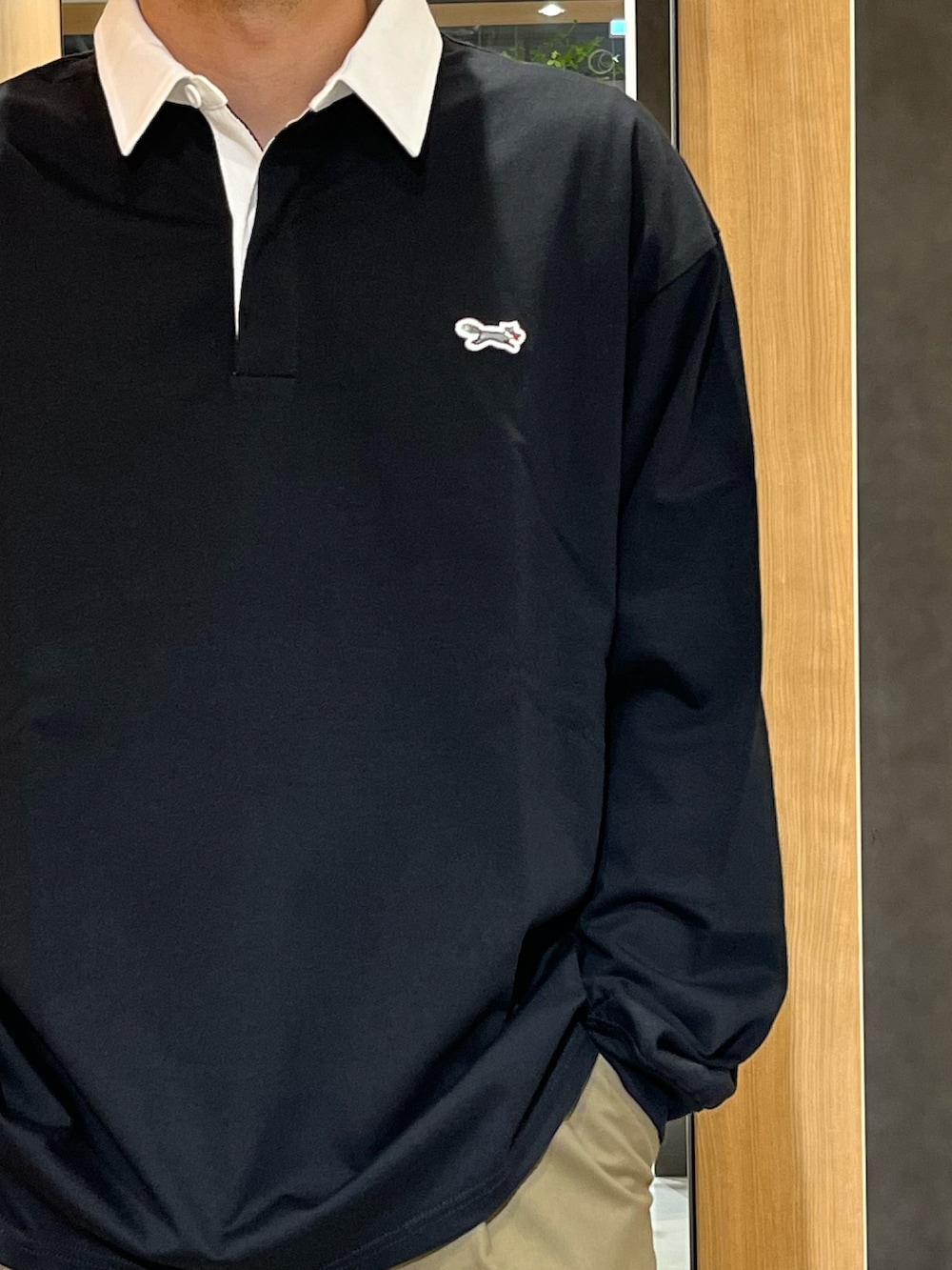 グレー系のTシャツ/カットソー、ベージュ系のその他パンツ、ブラウン系のドレスシューズを着用したメンズの夏コーディネートの4枚目の写真