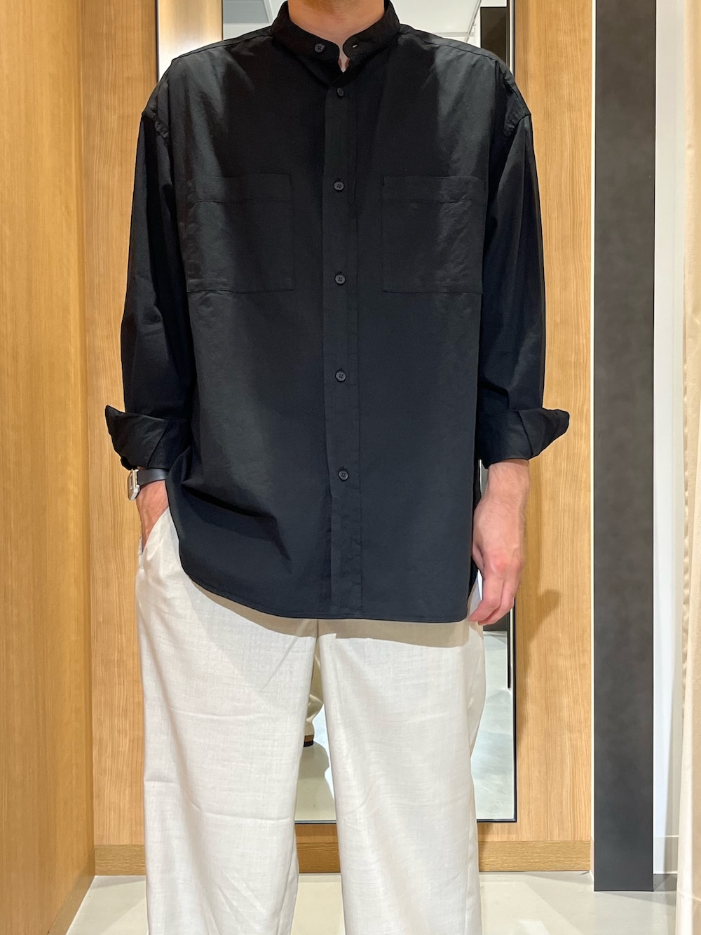 ブラック系のシャツ/ブラウス、ベージュ系のその他パンツ、ブラック系のサンダルを着用したメンズの秋コーディネートの2枚目の写真