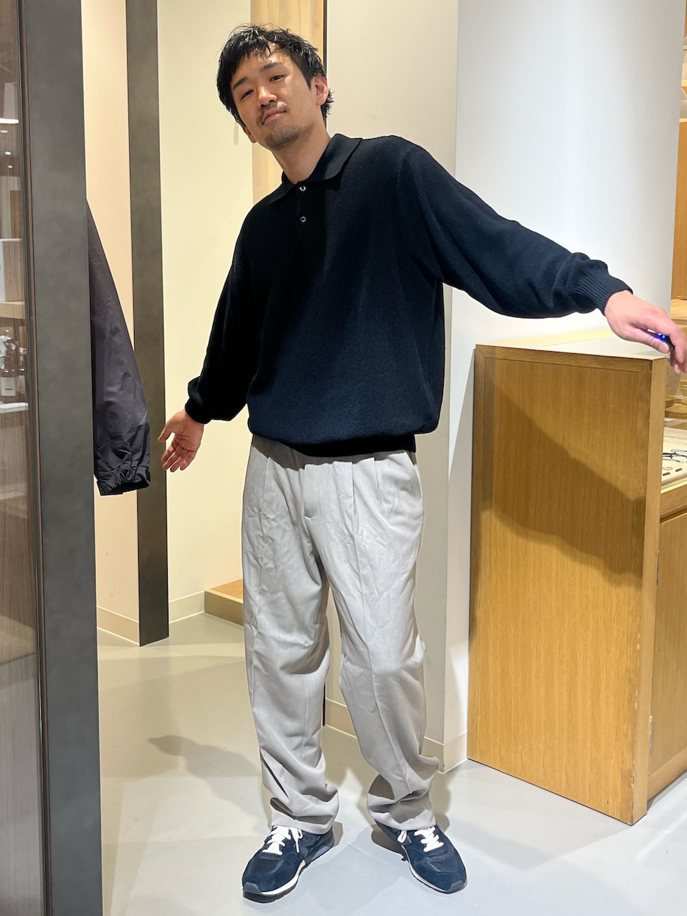 ブラック系のニット/セーター、ベージュ系のその他パンツ、ブラック系のスニーカーを着用したメンズの冬コーディネートの2枚目の写真