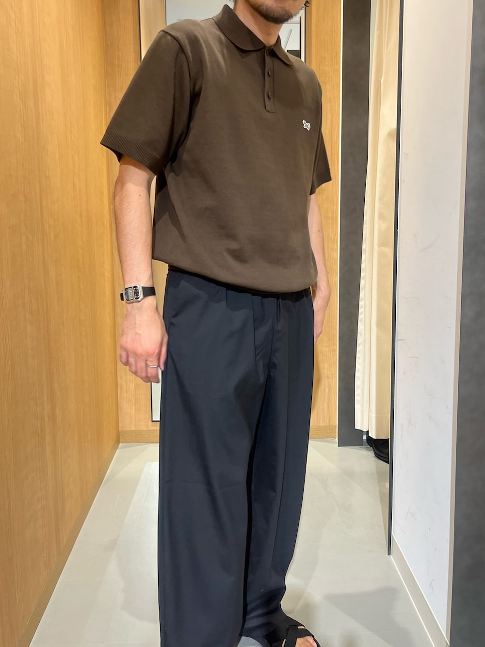ブラウン系のニット/セーター、ブラック系のその他パンツ、ブラック系のサンダルを着用したメンズの夏コーディネートの3枚目の写真