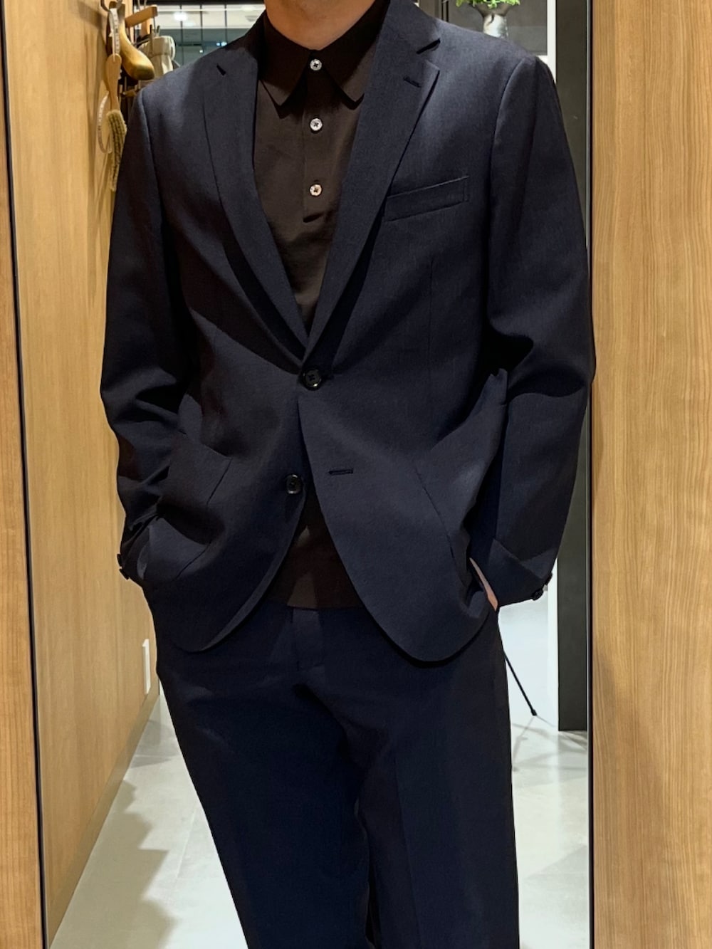 ブルー系のスーツパンツ、ブルー系のその他アウター、ブラウン系のシャツ/ブラウスを着用したメンズの春コーディネートの2枚目の写真