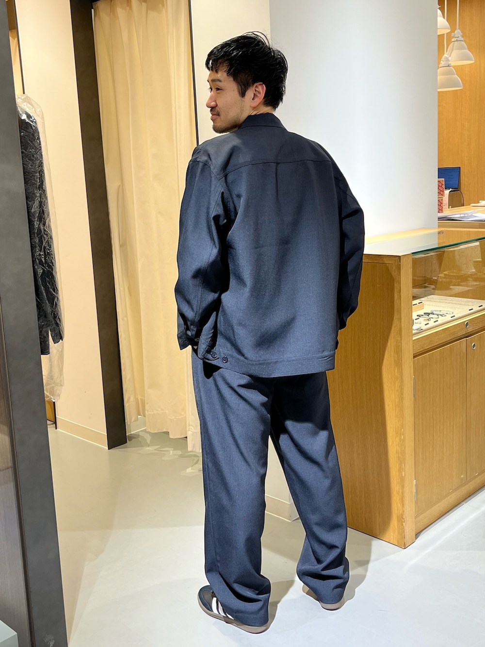 ブルー系のテーラードジャケット、ブルー系のその他パンツ、ブラック系のスニーカーを着用したメンズの冬コーディネートの4枚目の写真