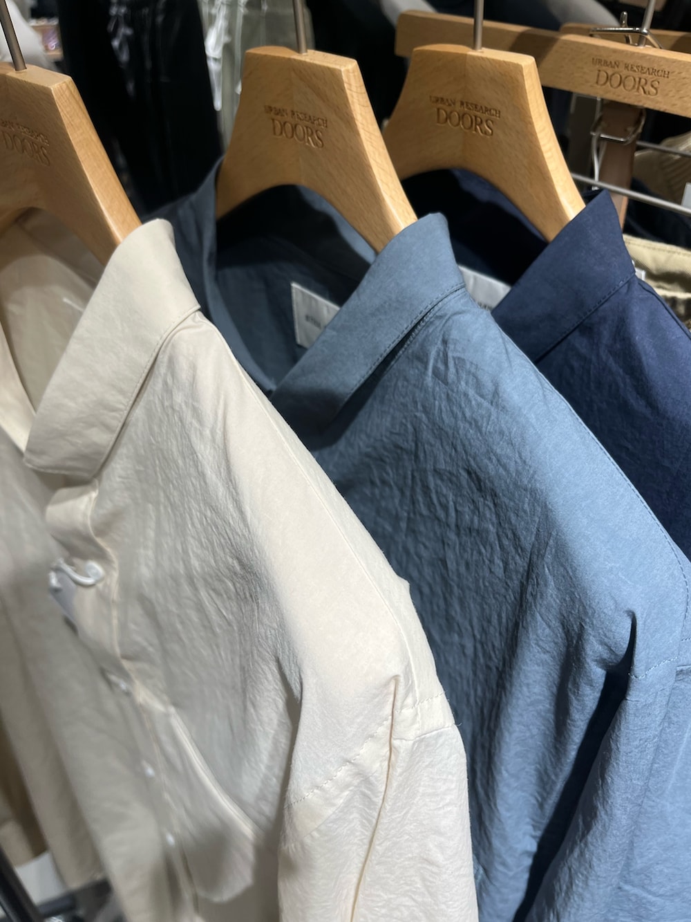 グレー系のシャツ/ブラウス、ブラック系のデニムパンツ、ブラック系のドレスシューズを着用したメンズの春コーディネートの3枚目の写真