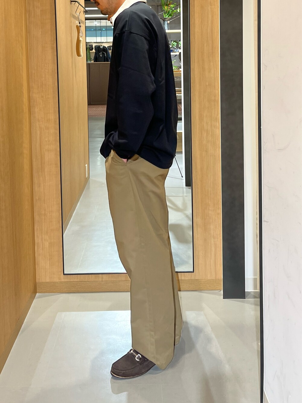 グレー系のTシャツ/カットソー、ベージュ系のその他パンツ、ブラウン系のドレスシューズを着用したメンズの夏コーディネートの2枚目の写真